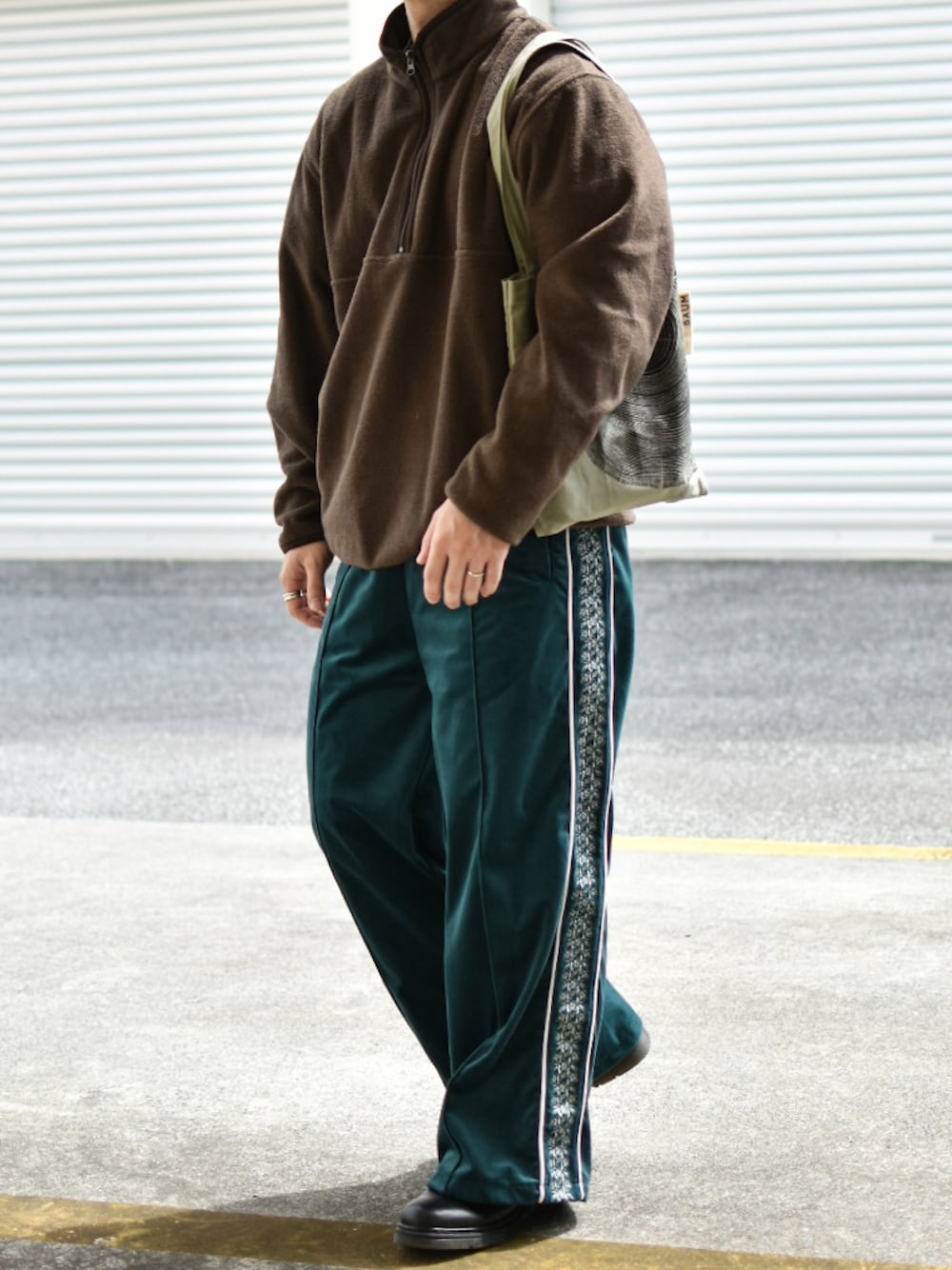 「古着MIX、春コーデ、olduniqlo、UNIQLO、ユニクロ、フリース、フリースプルオーバー、休日スタイル、トラックパンツ、ハーフジップ、レトロ、グランパコア、トレンド、低身長コーデ、春めき満開コーデ」｜「OLD UNIQLOのアイテム（その他トップス、ブラウン系）」を使った、JUKIYA.さん（メンズ・162cm）の春コーディネートの1枚目の写真