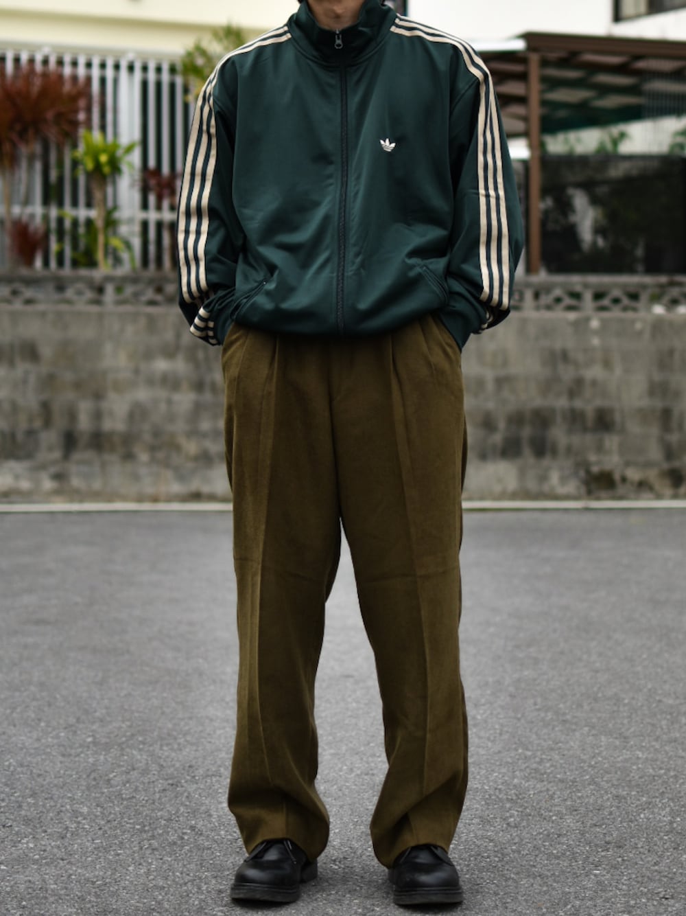 「トラックジャケット、スポーツミックス、adidas、adidas originals、アディダス、アディダスオリジナルス、アディダス(adidas)、古着MIX、KENZO、レトロ、トレンド、トレンドコーデ、低身長、低身長コーデ、低身長男子」｜「adidasのadidas BB TRACKTOP / アディダス ベッケンバウアー トラックトップ（ジャージ、グリーン系）」を使った、JUKIYA.さん（メンズ・162cm）の春コーディネートの1枚目の写真