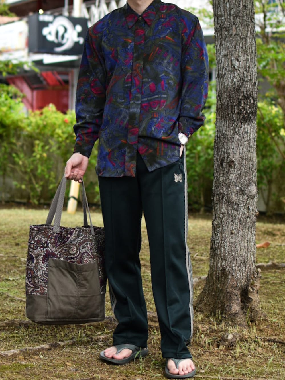 「配色、カラーコーデ、柄シャツ、レトロ、レトロコーデ、90'sスタイル、90’s、トラックパンツ、リカバリーサンダル、NEEDLES、秋っぽコーデ更新中、古着MIX、古着、トレンド、低身長コーデ」｜「VINTAGEのアイテム（シャツ/ブラウス、パープル系）」を使った、JUKIYA.さん（メンズ・162cm）の秋コーディネートの1枚目の写真