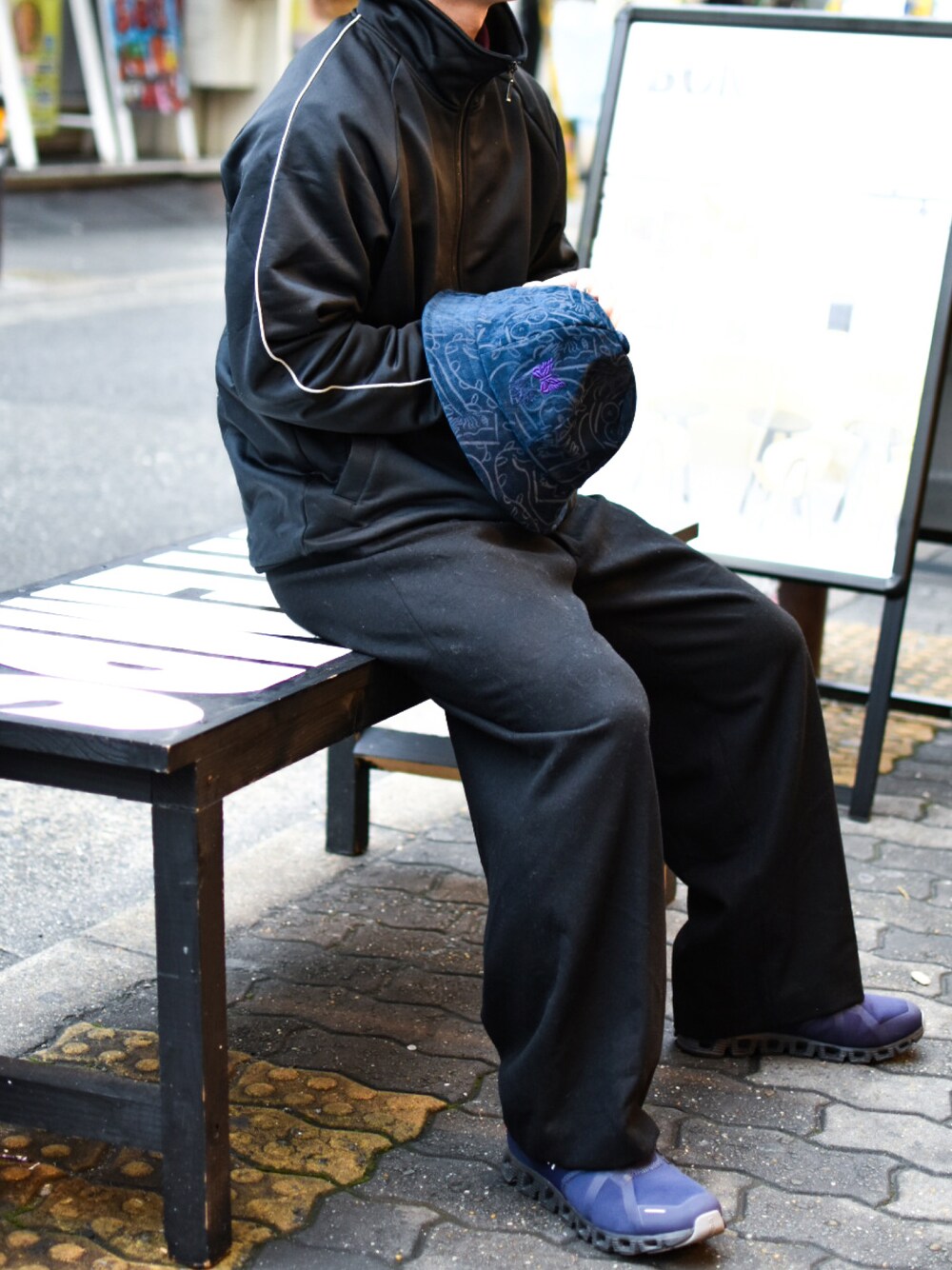 「大阪、NEEDLES、SASQUATCHfabrix、休日スタイル、旅行、トラックジャケット、バケハ、ブラック、ネイビー、トレンド、低身長、低身長コーデ、低身長男子、春コーデ、春のNewスタイル」｜「OLD UNIQLOのトラックジャケット。（ジャケット/アウター、ブラック系）」を使った、JUKIYA.さん（メンズ・162cm）の春コーディネートの1枚目の写真
