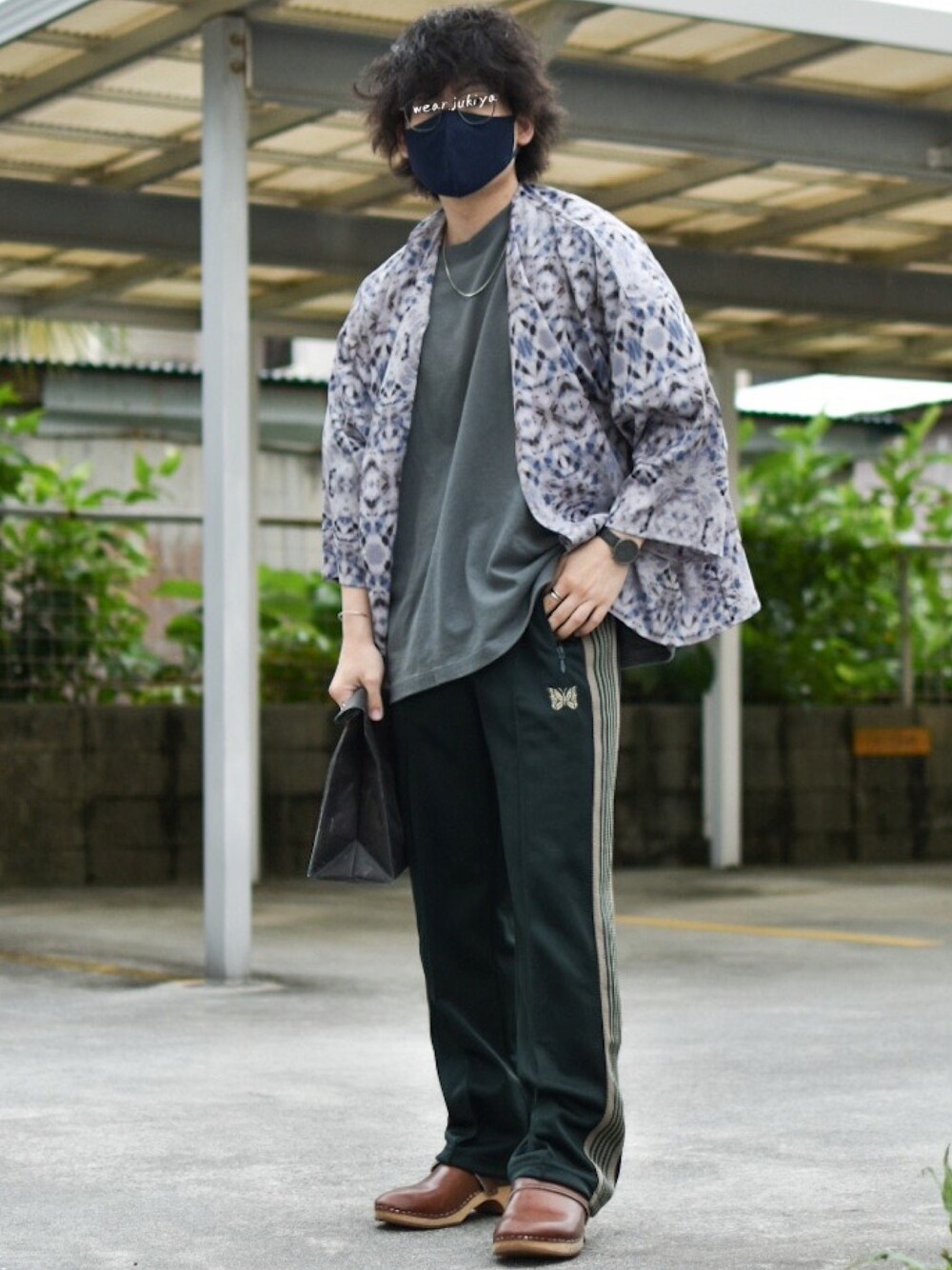 「トラックパンツ、ラインパンツ、スポーツミックス、NEEDLES、ニードルス、カジュアル、カジュアルコーデ、カジュアルスタイル、レトロ、ネペンテス、低身長、低身長コーデ、トレンド、トレンドコーデ、カラーパンツ」｜「HAREのアフリカンパターンシャツ7部袖(HARE)（シャツ/ブラウス、ホワイト系）」を使った、JUKIYA.さん（メンズ・162cm）の夏コーディネートの1枚目の写真