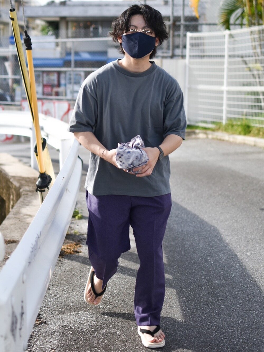「カラーパンツ、カラースラックス、パープル、夏コーデ、シンプルコーデ、Tシャツ、ストリート、古着、夏だ！Tシャツ着よう！、カジュアル、カジュアルコーデ、低身長、低身長コーデ、WYM、真夏のアクティブスタイル」｜「WYM LIDNMの【WYM LIDNM】HEAVY WEIGHT BASIC BIG-TEE/カットソー（Tシャツ/カットソー、グレー系）」を使った、JUKIYA.さん（メンズ・162cm）の夏コーディネートの1枚目の写真