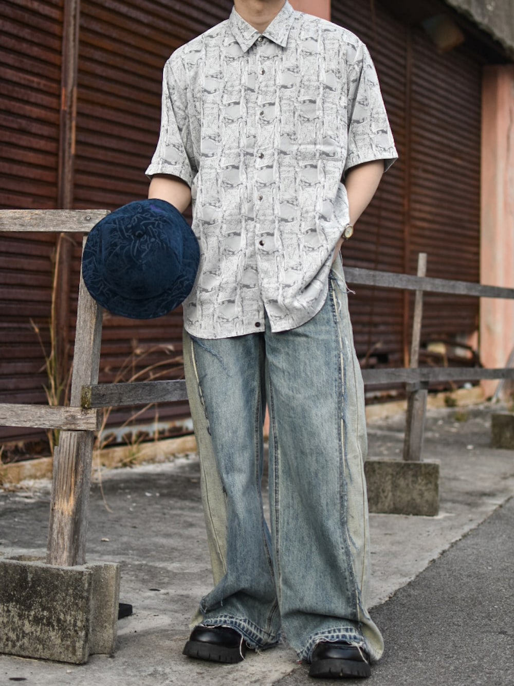 「やっぱり帽子が好き、柄シャツ、ワイドパンツ、シャツスタイル、バケットハット、バケハ、ハット、ハットコーデ、デニム、デニムパンツ、古着MIX、ゆるコーデ、ラフ、トレンド、低身長コーデ」｜「VINTAGEのアジア古着　ジャガードボタニカル柄シャツ（シャツ/ブラウス、ホワイト系）」を使った、JUKIYA.さん（メンズ・162cm）の春コーディネートの1枚目の写真