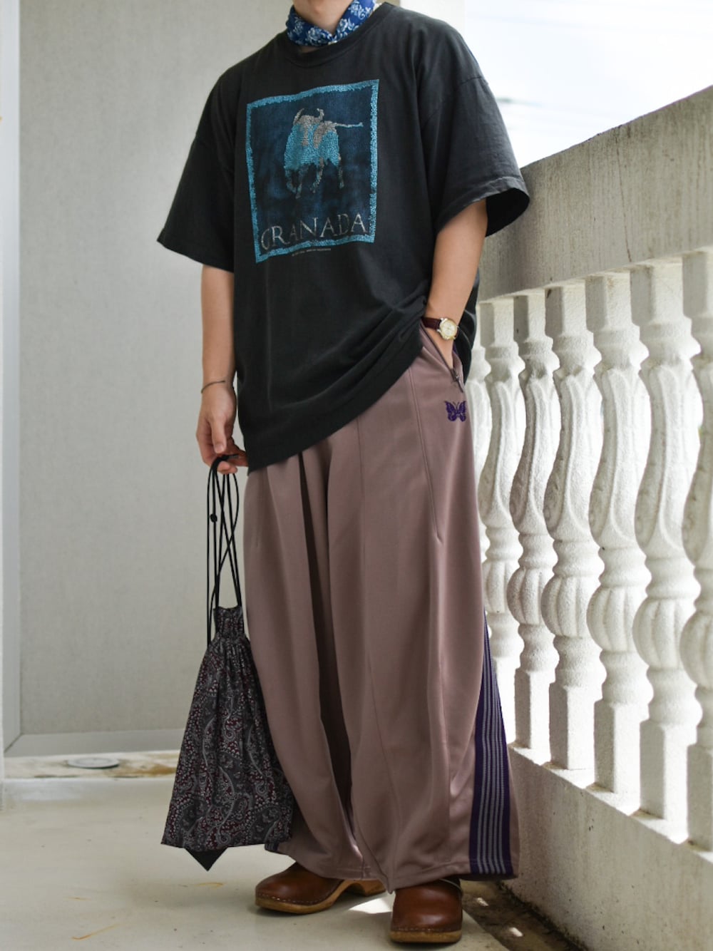 「Tシャツ、シングルステッチ、ヴィンテージ、スカーフ、スカーフアレンジ、スカーフスタイル、ヒザデルパンツ、トラックパンツ、NEEDLES、大人コーデ、トレンド、トレンドコーデ、低身長、低身長コーデ、グラフィックＴ」｜「VINTAGEの90sシングルステッチＴ　SCREEN STARSボディ（Tシャツ/カットソー、ブラック系）」を使った、JUKIYA.さん（メンズ・162cm）の春コーディネートの1枚目の写真