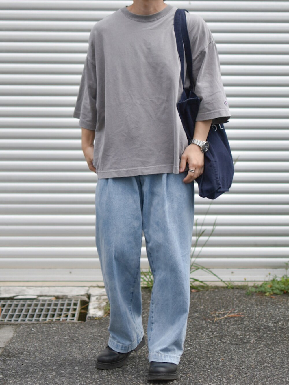 「アツいコーデ全部見せ、デニム、デニムパンツ、デニムコーデ、淡色コーデ、夏コーデ、フリークスストア、WYM、WYM LIDNM、トレンド、低身長、低身長コーデ、低身長男子、ビッグT、古着男子」｜「FREAK'S STOREのWEB限定 CHOW DOWN/チャウダウン ビッグサイズ ワンポイントロゴTシャツ/オーバーサイズカットソー/くすみカラー（Tシャツ/カットソー、パープル系）」を使った、JUKIYA.さん（メンズ・162cm）の夏コーディネートの1枚目の写真