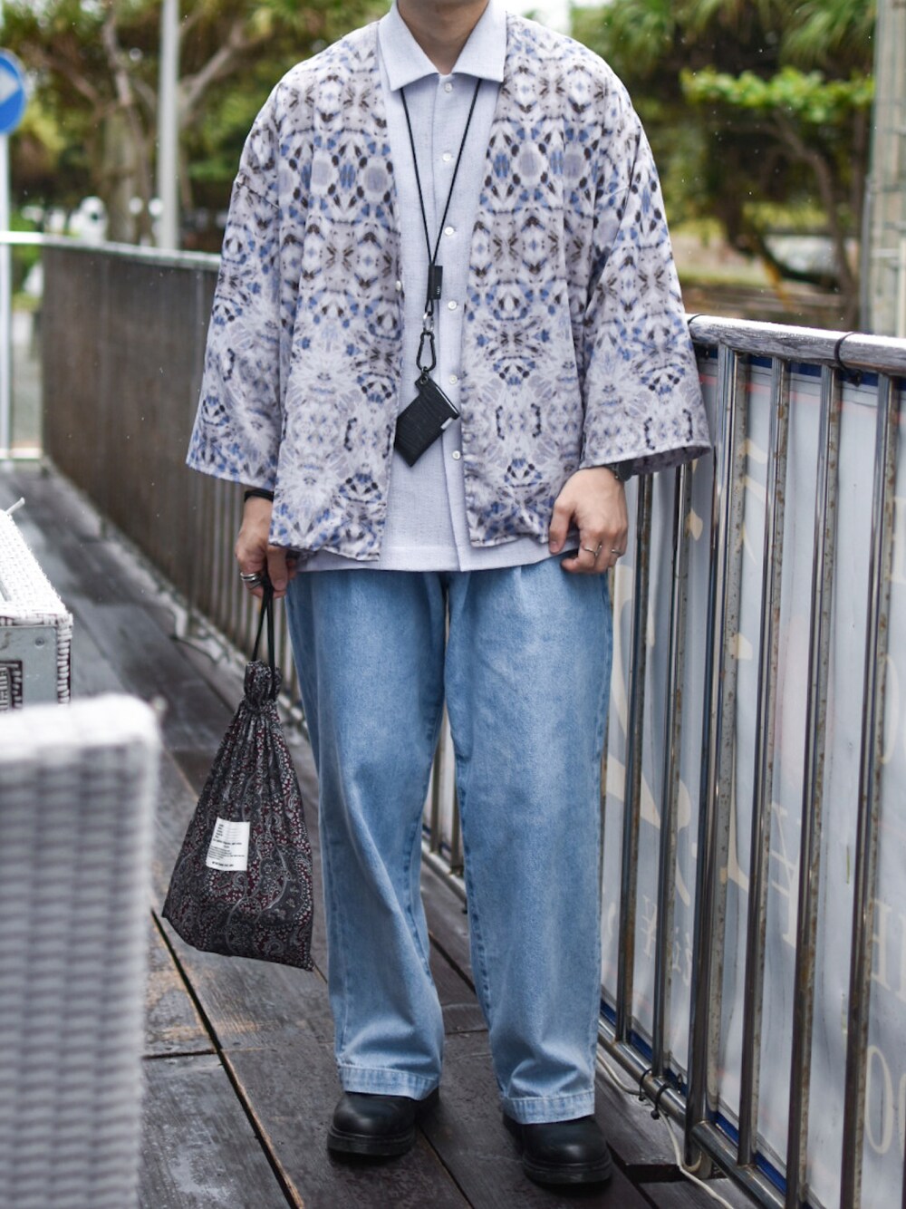 「低身長、低身長コーデ、低身長男子、デニム、デニムパンツ、デニムコーデ、WYM、WYM LIDNM、カジュアルコーデ、カジュアル、レザー、トレンド、おしゃれさんと繋がりたい、休日スタイル、夏」｜「HAREのアフリカンパターンシャツ7部袖(HARE)（シャツ/ブラウス、ホワイト系）」を使った、JUKIYA.さん（メンズ・162cm）の夏コーディネートの1枚目の写真