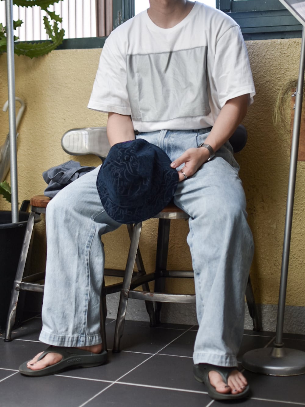 「韓国ファッション、UT、ユニクロ、UNIQLO、WYM、NEEDLES、oofos、白Tシャツ、デニムパンツ、バケットハット、リカバリーサンダル、テーマパークコーデ、トレンド、低身長、低身長コーデ」｜「UNIQLOのUT yoshioka tokujin（Tシャツ/カットソー、ホワイト系）」を使った、JUKIYA.さん（メンズ・162cm）の夏コーディネートの1枚目の写真