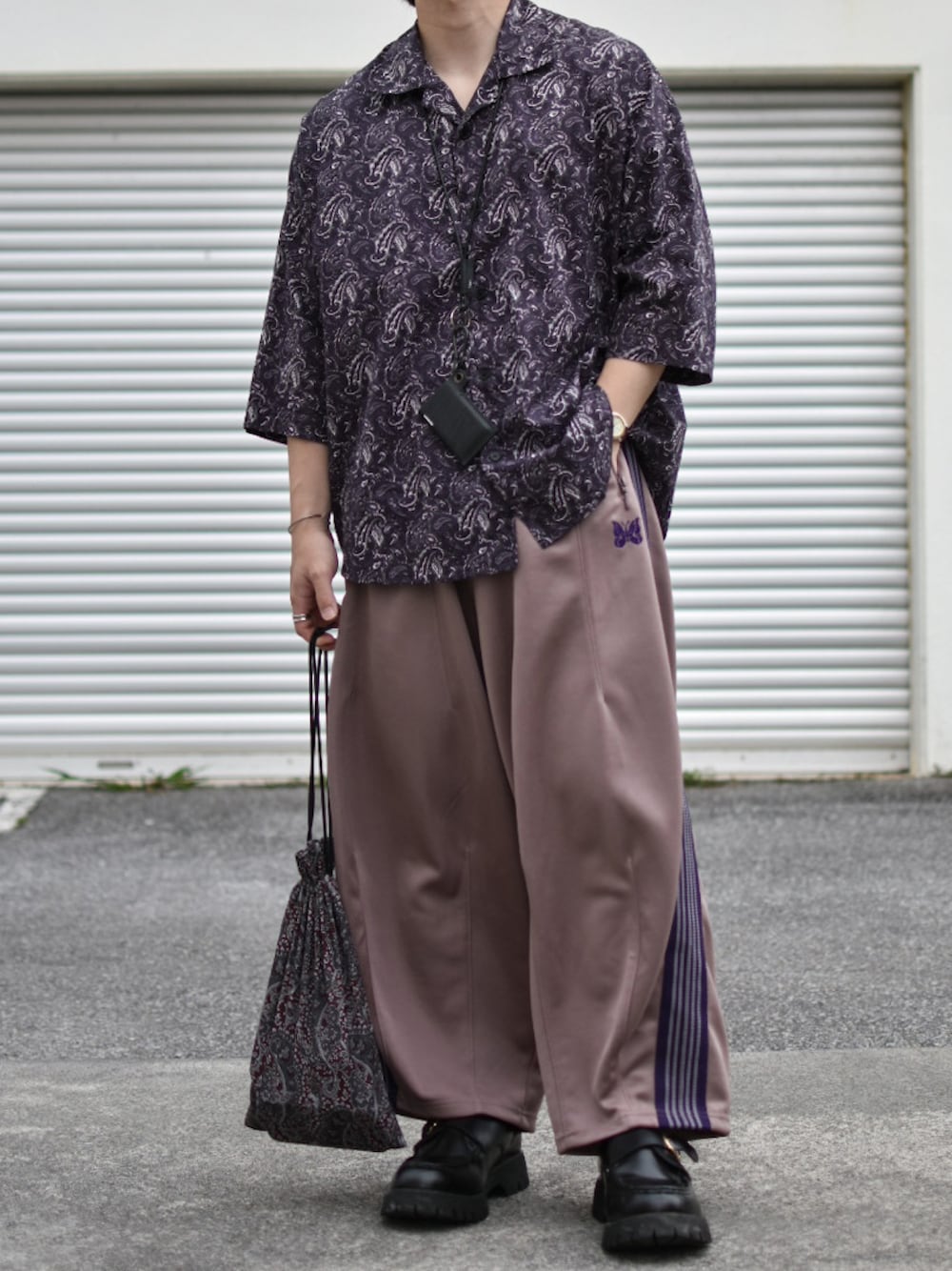 「NEEDLES、ニードルス、Nepenthes、パープル、CASPER JOHN、柄シャツ、トラックパンツ、夏コーデ、雰囲気、レザー、ヒザデルパンツ、低身長、低身長コーデ、低身長男子、レトロ」｜「CASPER JOHNのVarious Dolman Shirts/バリアスドルマンシャツ（シャツ/ブラウス、その他）」を使った、JUKIYA.さん（メンズ・162cm）の春コーディネートの1枚目の写真