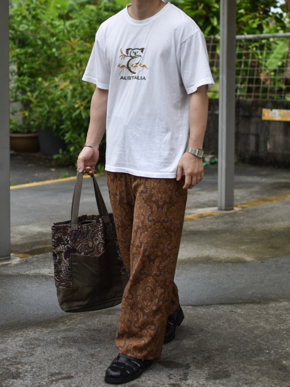 「ワイドパンツ、サンダル、白Tシャツ、刺繍、イラストT、古着MIX、古着、古着コーデ、柄パンツ、ダマスク柄、GLOBAL WORK、トレンド、低身長コーデ、ゆるコーデ、ジェンダーレス」｜「USEDのアイテム（Tシャツ/カットソー、ホワイト系）」を使った、JUKIYA.さん（メンズ・162cm）の夏コーディネートの1枚目の写真