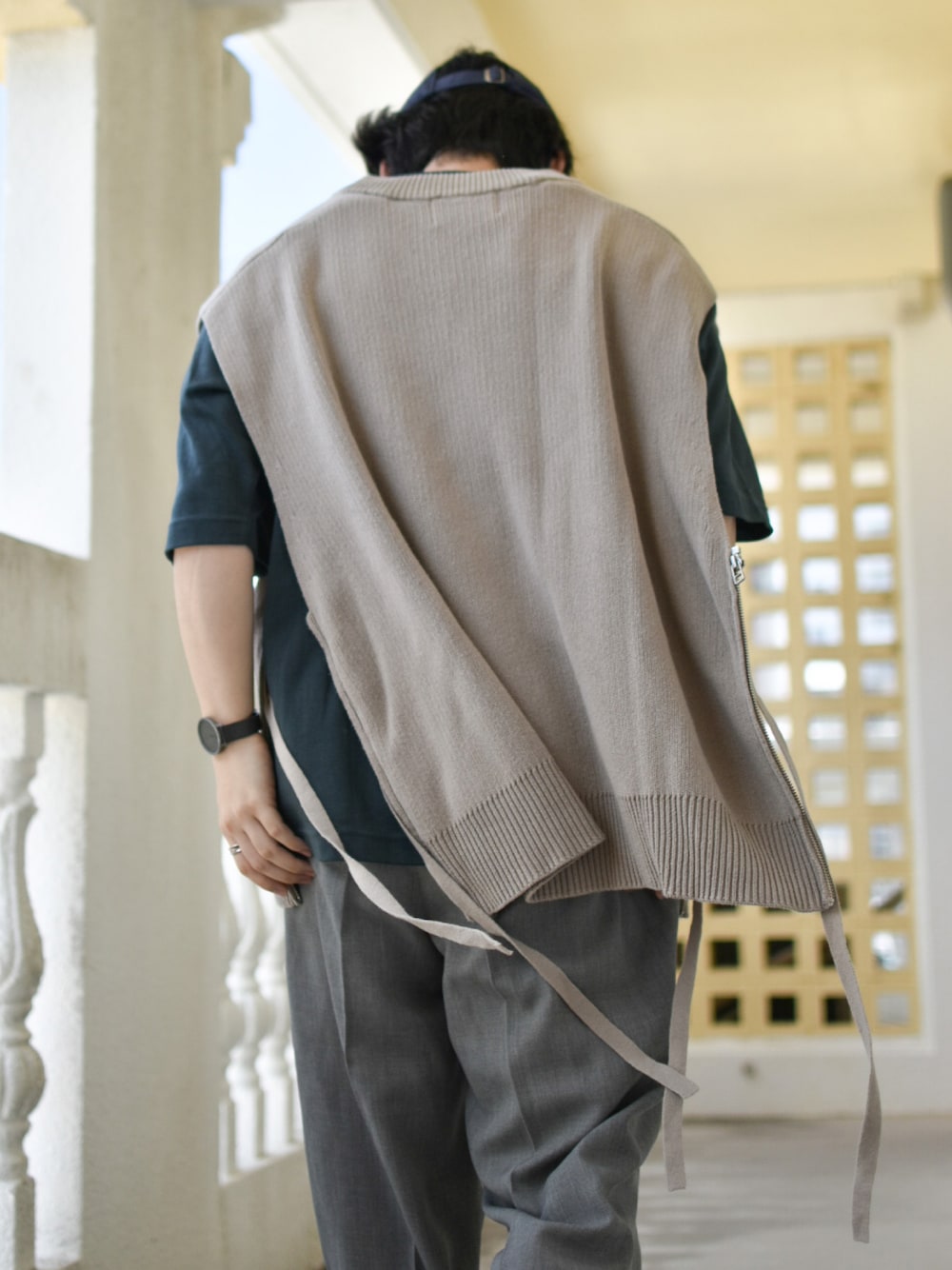 「shiki tokyo、ニット、ニットベスト、ベスト、ベストコーデ、ベストスタイル、ベスト×Tシャツ、レース、サイドレース、スリット、サイドスリット、モード、トレンド、低身長コーデ、低身長」｜「shiki tokyoのMultiway OVERSIZED KNIT VEST / マルチウェイオーバーサイズニットベスト（ベスト、ベージュ系）」を使った、JUKIYA.さん（メンズ・162cm）の夏コーディネートの1枚目の写真