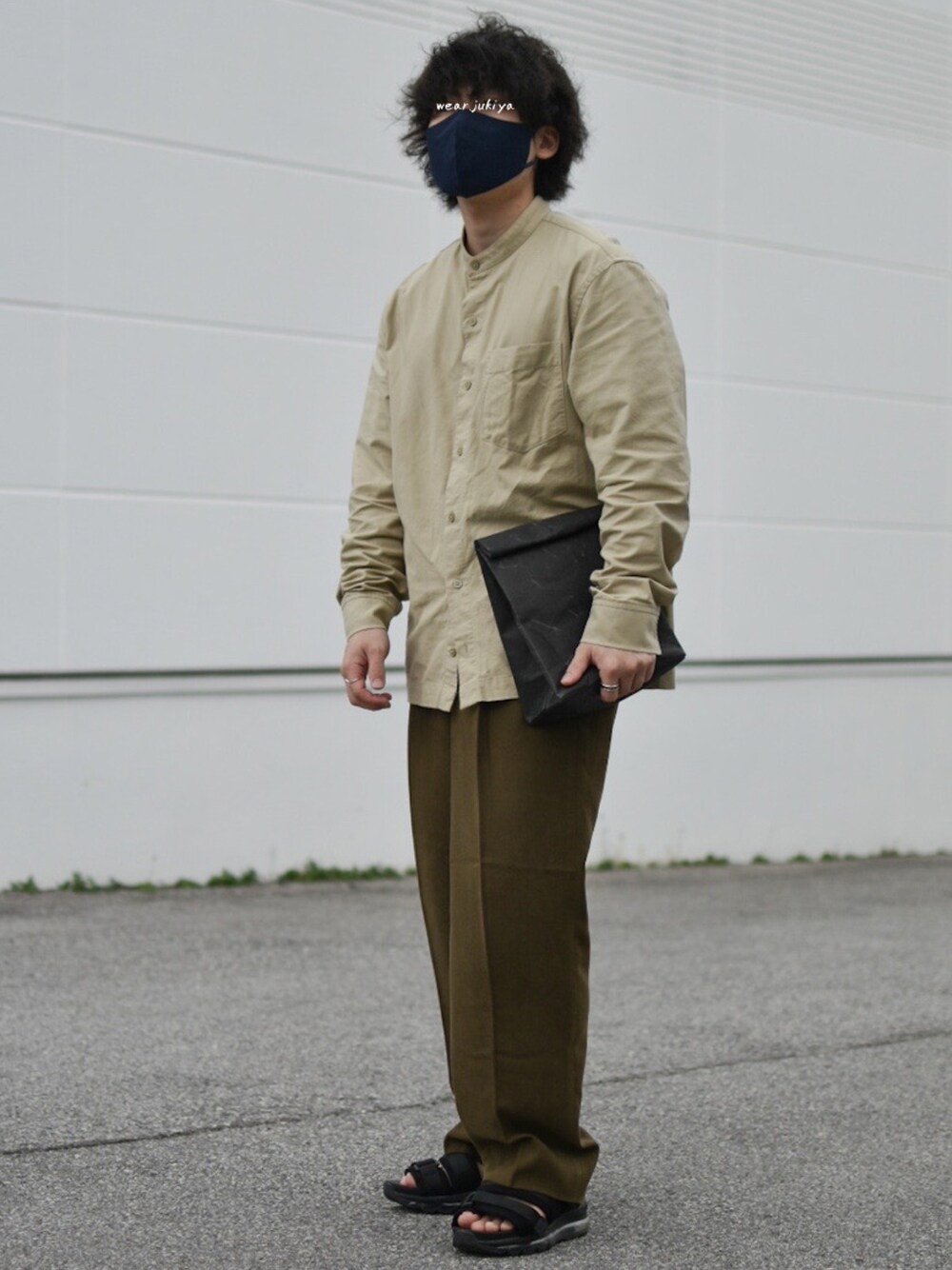 「古着MIX、カーキ、カーキパンツ、休日コーデ、グリーン、グリーンコーデ、アースカラー、SIWA、無印良品、ワントーンコーデ、ナチュラル、低身長、低身長コーデ、FUDGEBOYのトラッドスタイル、トラッド」｜「無印良品の洗いざらしオックススタンドカラーシャツ / ライトグリーン / Lサイズ（シャツ/ブラウス、グリーン系）」を使った、JUKIYA.さん（メンズ・162cm）の春コーディネートの1枚目の写真
