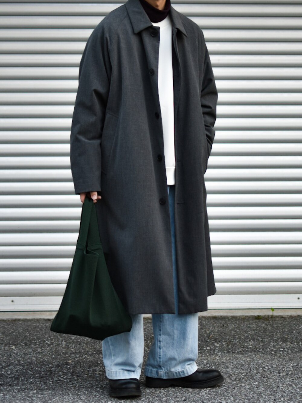 「ロングコート、コート、コートスタイル、コートコーデ、ステンカラーコート、SENSEOFPLACE、SENSE OF PLACE by URBAN RESEAR、NEEDLES、シティーボーイ、トレンド、トレンドコーデ、キレイめコーデ、低身長、低身長コーデ、低身長男子」｜「SENSE OF PLACE by URBAN RESEARCHのCARREMANステンカラーコート（ステンカラーコート、グレー系）」を使った、JUKIYA.さん（メンズ・162cm）の冬コーディネートの1枚目の写真