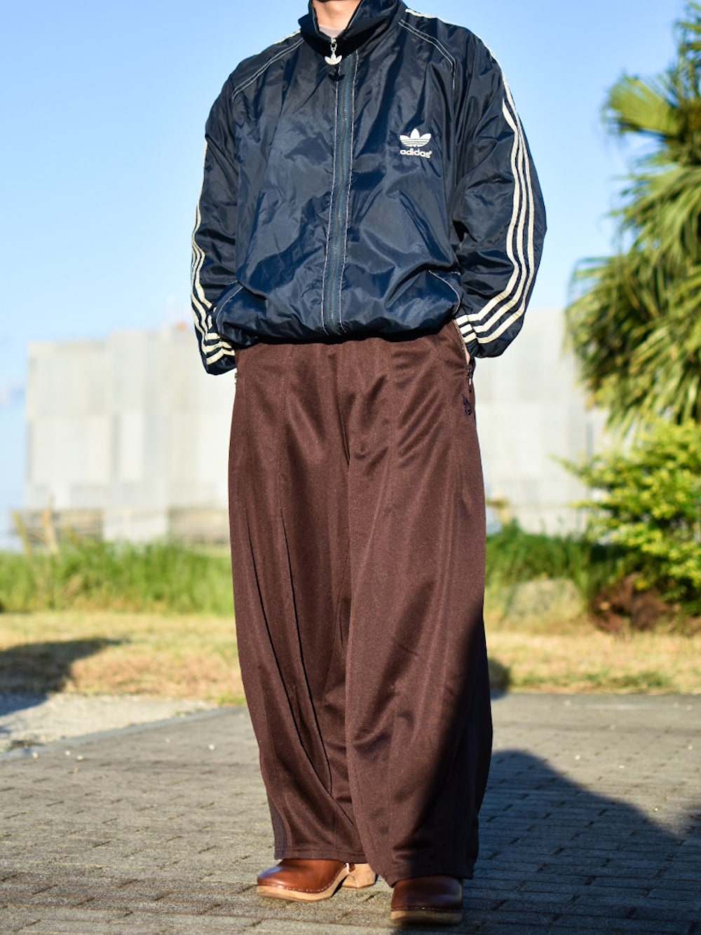 「秋っぽコーデ更新中、秋コーデ、秋のコーデ、adidas、adidas originals、NEEDLES、アディダス、アディダスオリジナルス、ニードルス、ナイロンジャケット、トラックパンツ、ヒザデルパンツ、ストリート、トレンド、低身長コーデ」｜「adidas Originalsの80s（ナイロンジャケット、ブルー系）」を使った、JUKIYA.さん（メンズ・162cm）の秋コーディネートの1枚目の写真