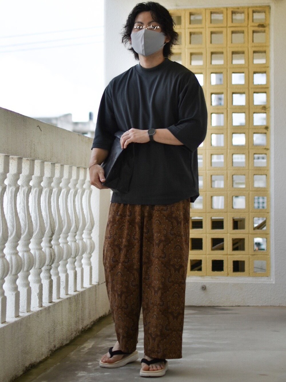 「抜け感、UNIQLO U、モックネック、エアリズムコットンモックネックt、柄パンツ、モックネックT、ダマスク、ジェンダーレス、ユニセックス、プチプラ、プチプラコーデ、GLOBAL WORK、低身長、低身長コーデ、休日スタイル」｜「UNIQLO UのエアリズムコットンオーバーサイズモックネックT（Tシャツ/カットソー、グレー系）」を使った、JUKIYA.さん（メンズ・162cm）の夏コーディネートの1枚目の写真