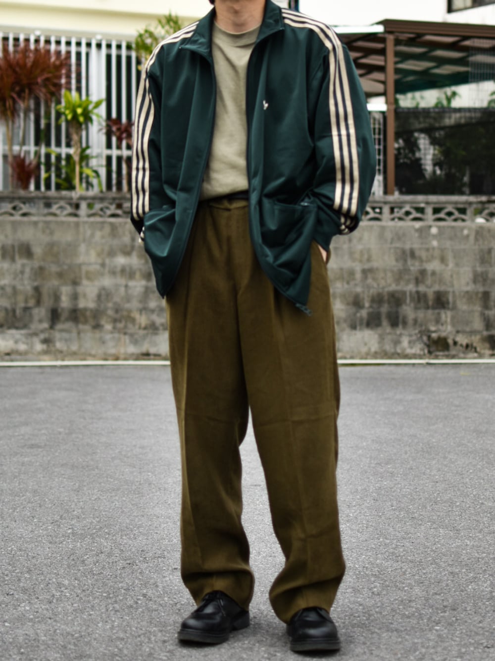 「adidas originals、adidas、アディダスオリジナルス、アディダス、トラックジャケット、ジャージ、おじコーデ、レトロ、レトロコーデ、スポーツミックス、スラックス、大人コーデ、低身長コーデ、低身長、トレンド」｜「UNIQLO UのエアリズムコットンオーバーサイズT  /  02light gray（Tシャツ/カットソー、グレー系）」を使った、JUKIYA.さん（メンズ・162cm）の春コーディネートの1枚目の写真