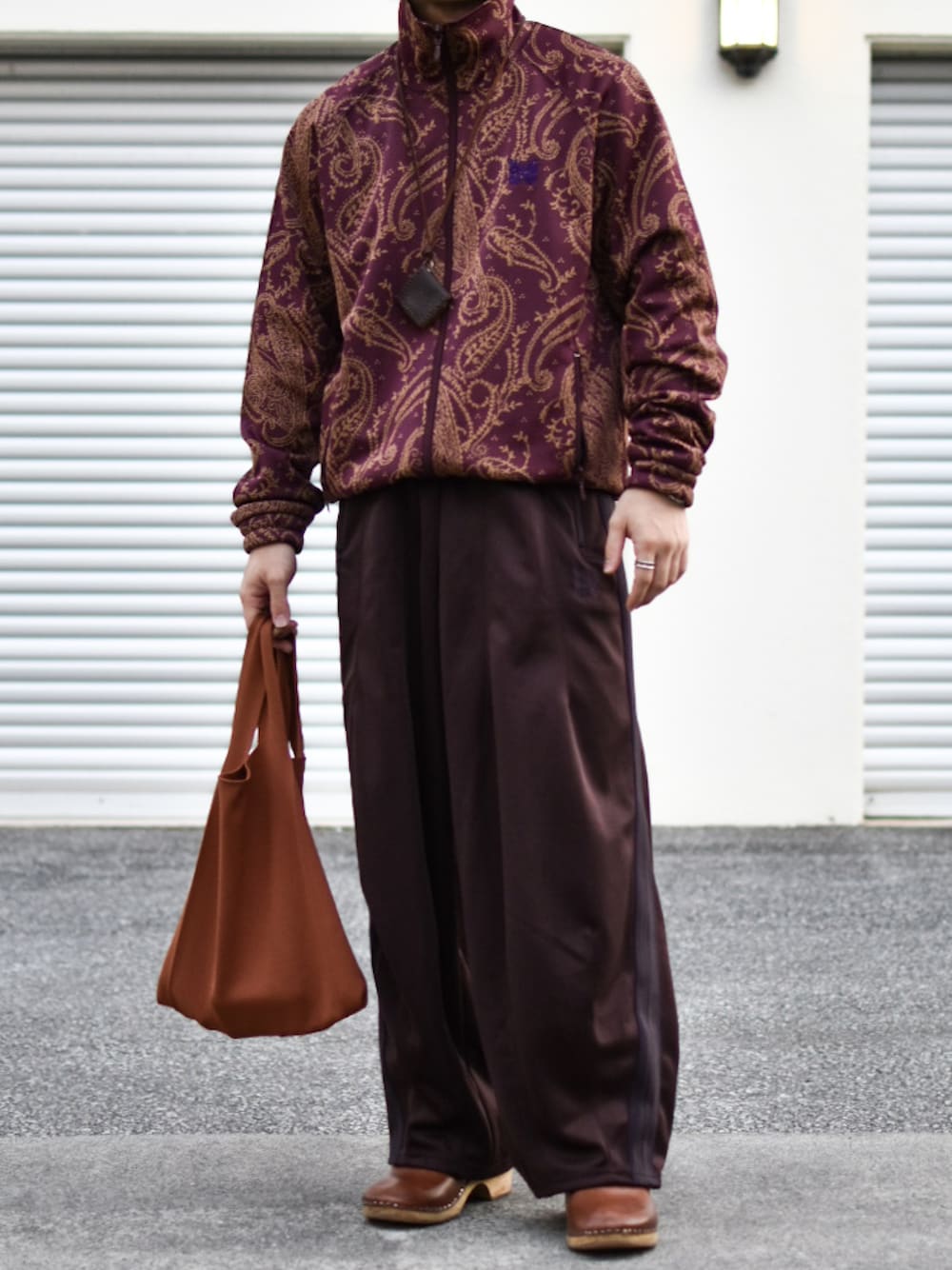 「NEEDLES、needles トラックパンツ、ニードルス、最近のいい感じコーデ、クリスマスに着たい服、トラックジャケット、ヒザデルパンツ、トラックパンツ、お出かけコーデ、ペイズリー、ペイズリー柄、暖色系、カラーコーデ、ワインレッド、トレンド」｜「NeedlesのTRACK JACKET - POLY JQ.  PAISLEY   Msize（その他アウター、レッド系）」を使った、JUKIYA.さん（メンズ・162cm）の冬コーディネートの1枚目の写真