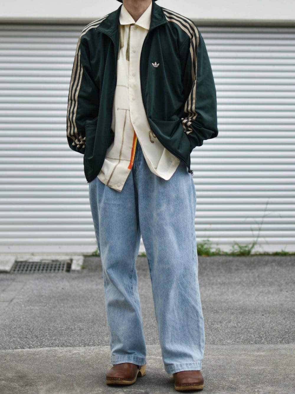 「トラックジャケット、ジャージ、adidas、adidas originals、アディダス、アディダスオリジナルス、レトロ、モダン、柄シャツ、デニムパンツ、トレンド、低身長、低身長コーデ、低身長男子、秋服まるっと大公開」｜「adidasのadidas BB TRACKTOP / アディダス ベッケンバウアー トラックトップ（ジャージ、グリーン系）」を使った、JUKIYA.さん（メンズ・162cm）の秋コーディネートの1枚目の写真
