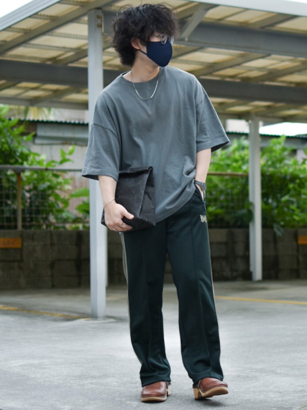 「きれいめカジュアル、キレイめカジュアル、ラフ、ラフコーデ、ラフスタイル、トラックパンツ、Tシャツ、夏コーデ、めがね、眼鏡、低身長コーデ、低身長、革靴、トレンド、ゆるコーデ」｜「remerのloose basic Tee/ルーズベーシックT（Tシャツ/カットソー、グレー系）」を使った、JUKIYA.さん（メンズ・162cm）の春コーディネートの1枚目の写真