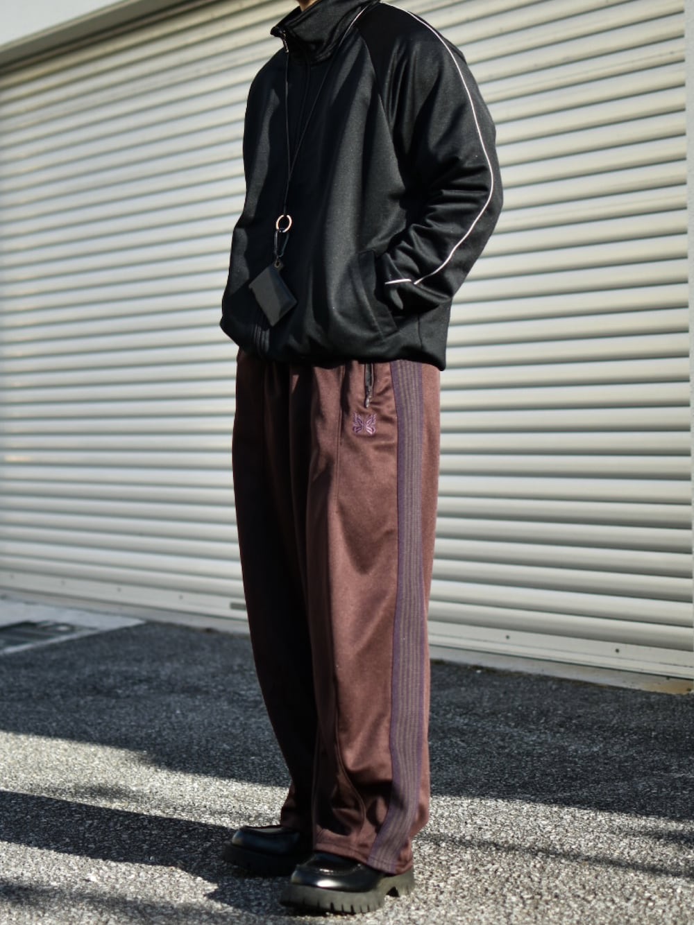 「最近のいい感じコーデ、トラックジャケット、トラックパンツ、ヒザデルパンツ、ジャージ、スポーツミックス、スポーツmix、olduniqlo、NEEDLES、休日スタイル、ラフ、リラックス、リラックススタイル、ラフコーデ、トレンド」｜「OLD UNIQLOのトラックジャケット。（ジャケット/アウター、ブラック系）」を使った、JUKIYA.さん（メンズ・162cm）の冬コーディネートの1枚目の写真