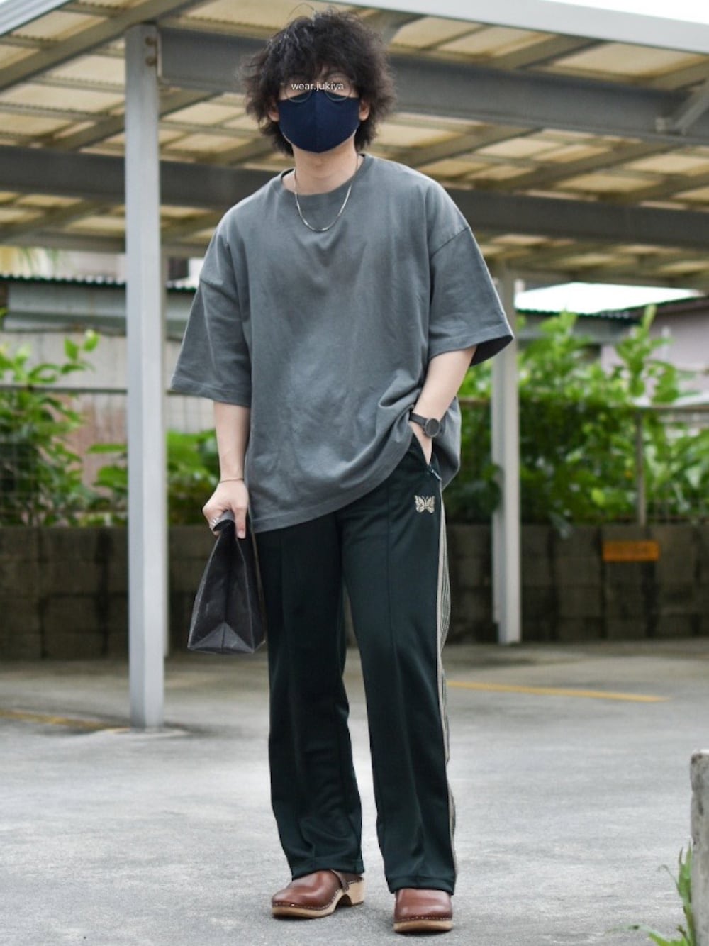 「メガネ男子、めがね、メガネコーデ、remer、NEEDLES、ラフ、ラフコーデ、ラフスタイル、クラッチバッグ、トラックパンツ、上品、カジュアルコーデ、低身長コーデ、低身長、Tシャツ」｜「remerのloose basic Tee/ルーズベーシックT（Tシャツ/カットソー、グレー系）」を使った、JUKIYA.さん（メンズ・162cm）の夏コーディネートの1枚目の写真