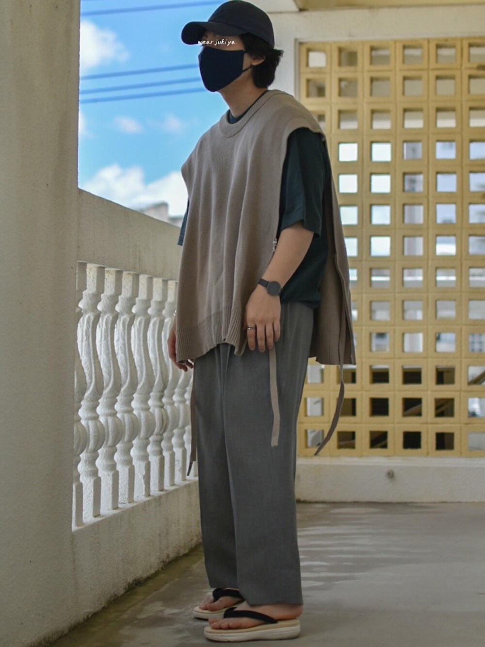 「ベスト、ベスト×Tシャツ、ベストスタイル、ベストコーデ、ニットベスト、shiki tokyo、サイドレース、スリット、キャップ、スラックス、低身長、低身長コーデ、きれいめカジュアル、雪駄、休日コーデ」｜「shiki tokyoのMultiway OVERSIZED KNIT VEST / マルチウェイオーバーサイズニットベスト（ベスト、ベージュ系）」を使った、JUKIYA.さん（メンズ・162cm）の夏コーディネートの1枚目の写真