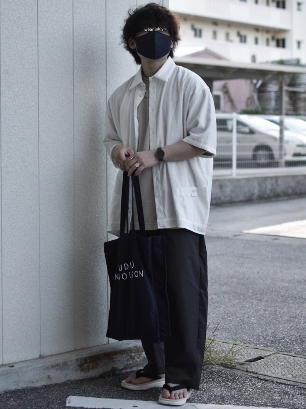 「GU、ジーユー、カーブパンツ、休日コーデ、モノトーン、モノトーンコーデ、羽織り、シャツスタイル、シャツ、白シャツ、キューバシャツ、低身長、低身長コーデ、夏コーデ、大人コーデ」｜「Lalanguのアイテム（シャツ/ブラウス、ホワイト系）」を使った、JUKIYA.さん（メンズ・162cm）の夏コーディネートの1枚目の写真