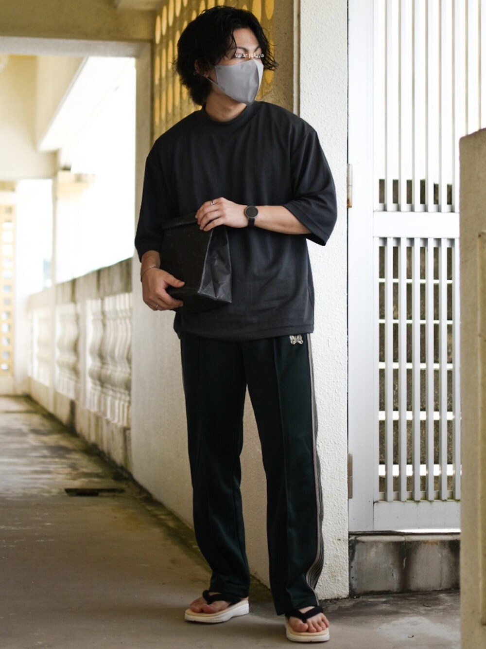 「ワントーンコーデ、ワントーン、ワントーンスタイル、ラフ、ラフコーデ、ラフスタイル、トラックパンツ、モックネック、UNIQLO U、UNIQLO、NEEDLES、雪駄、低身長コーデ、低身長、リラックススタイル」｜「UNIQLO UのエアリズムコットンオーバーサイズモックネックT（Tシャツ/カットソー、グレー系）」を使った、JUKIYA.さん（メンズ・162cm）の夏コーディネートの1枚目の写真