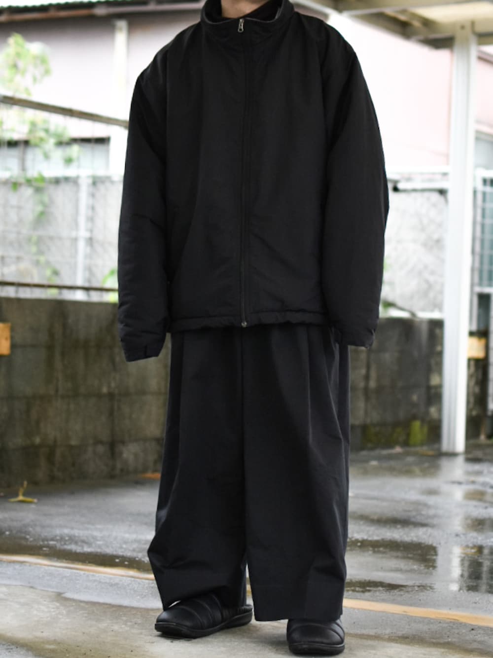 「冬コーデ、冬、冬アウター、冬のコーデ、冬服、冬ファッション、パデッドサンダル、中綿ジャケット、中綿アウター、テックウェア、オールブラック、オールブラックコーデ、トレンド、低身長コーデ、オーバーサイズ」｜「Lands' Endのアイテム（ダウンジャケット/コート、ブラック系）」を使った、JUKIYA.さん（メンズ・162cm）の冬コーディネートの1枚目の写真