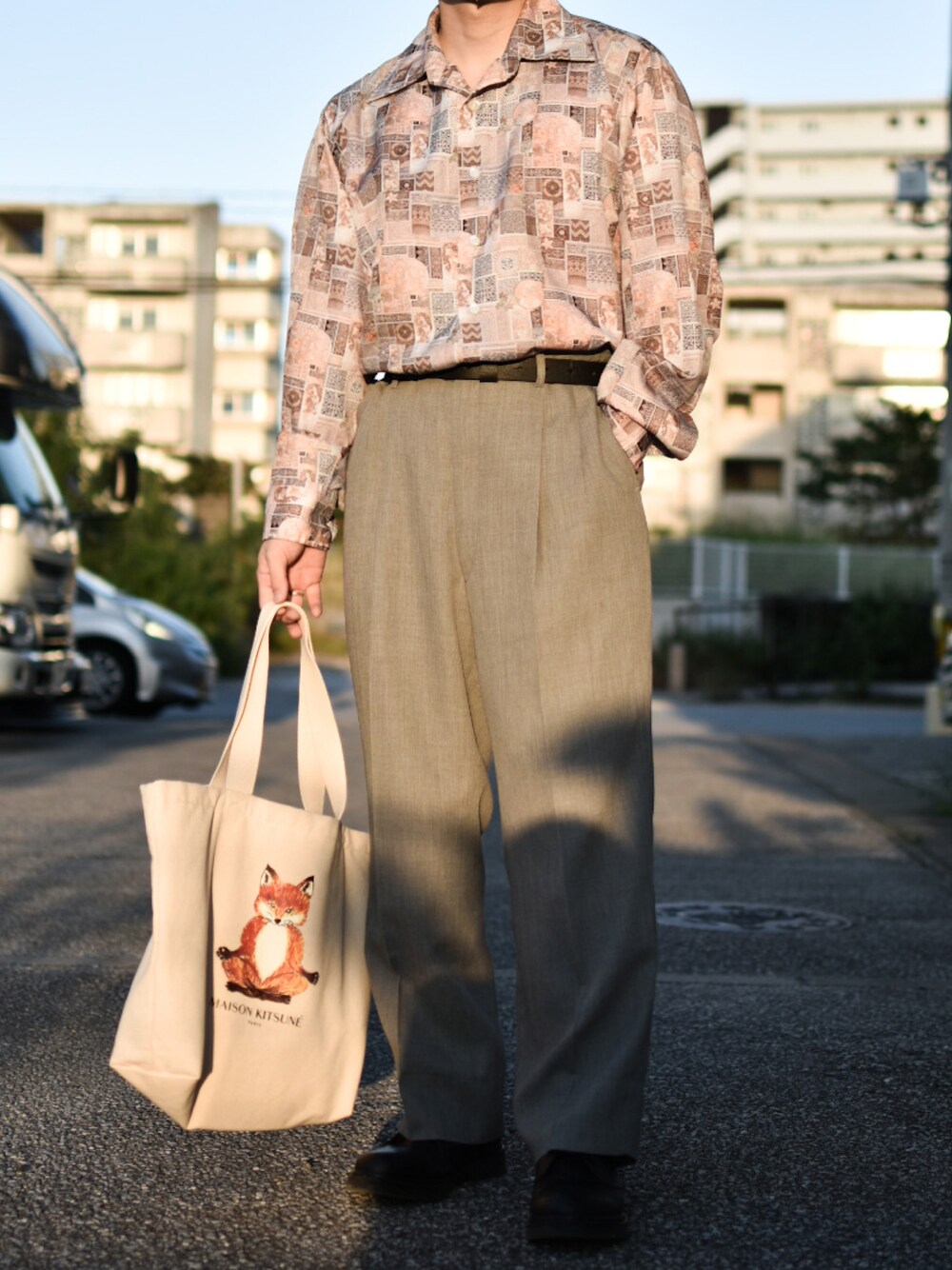「レトロ、ビンテージ、柄シャツ、オープンカラーシャツ、オープンカラー、タックイン、タックインコーデ、スラックス、トートバッグ、絵画、70'sコーデ、90'sスタイル、低身長コーデ、低身長、古着MIX」｜「VINTAGEの絵画柄シャツ（シャツ/ブラウス、ベージュ系）」を使った、JUKIYA.さん（メンズ・162cm）の冬コーディネートの1枚目の写真