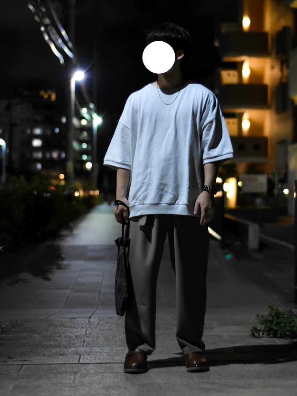 「白Tシャツ、白T、シンプル、シンプルコーデ、シンプルスタイル、remer、CASPER JOHN、MOHEDA TOFFELN、ゆるコーデ、オーバーサイズ、低身長、低身長コーデ、夜のスナップ、ZOZOTOWN、ZOZO」｜「remerのloose hold back print TEE/ルーズホールドバックプリントTEE（Tシャツ/カットソー、グレー系）」を使った、JUKIYA.さん（メンズ・162cm）の夏コーディネートの1枚目の写真