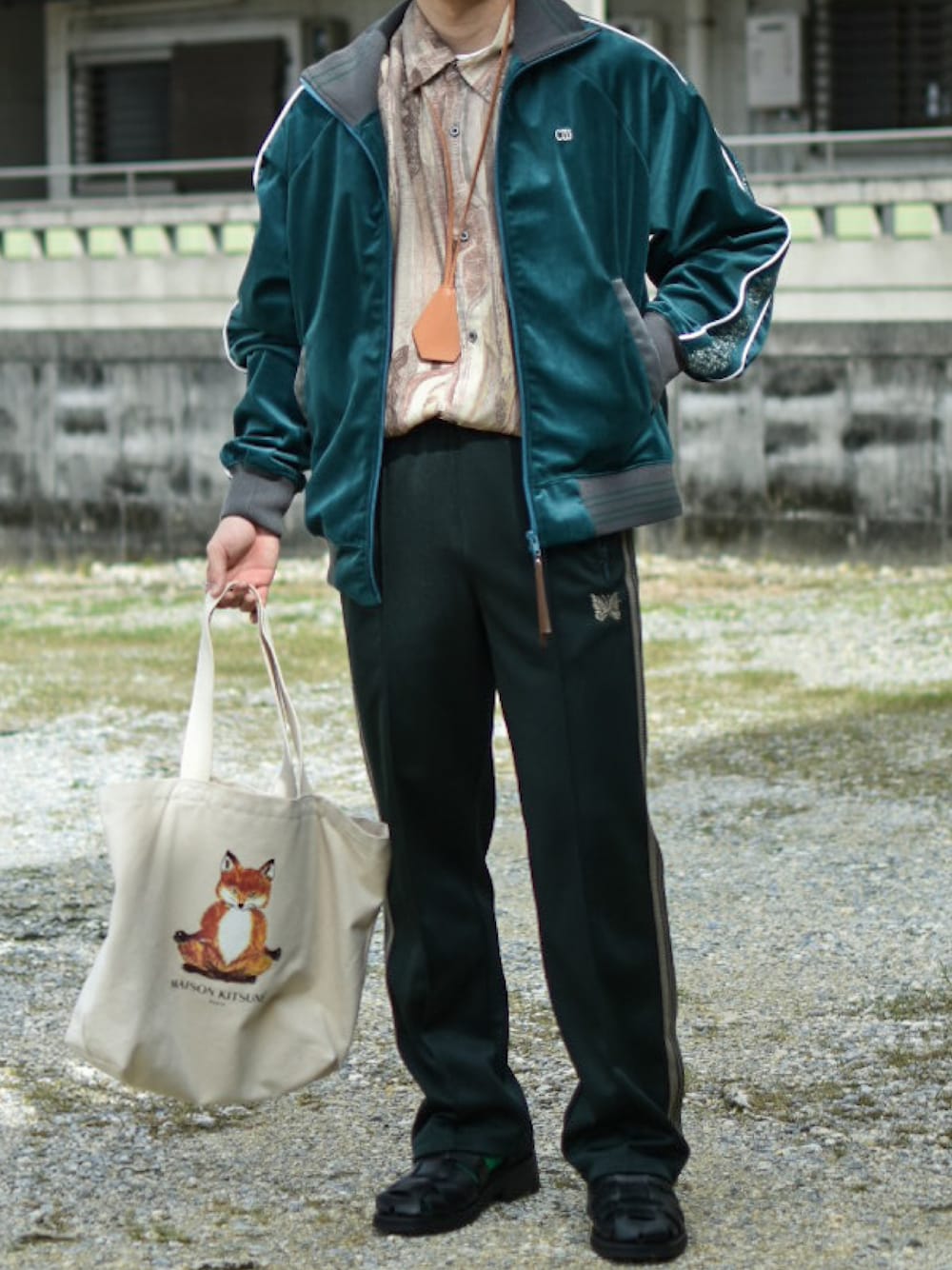 「camphorwood、NEEDLES、柄シャツ、古着MIX、グリーンコーデ、トラックジャケット、トラックパンツ、大人カジュアル、春ファッション、春コーデ、春、トレンド、低身長、低身長コーデ、低身長男子」｜「Camphor woodのvelvet flower embroidery line track jacket / ベロア花刺繍ライントラックジャケット（ジャージ、ブルー系）」を使った、JUKIYA.さん（メンズ・162cm）の春コーディネートの1枚目の写真