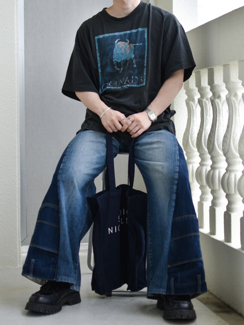 「トレンド、トレンドコーデ、低身長、低身長コーデ、低身長男子、古着Tシャツ、スミクロ、グラフィックＴ、イラストT、デニムパンツ、ドッキング、ベルボトム、ヴィンテージ、シングルステッチ、古着」｜「VINTAGEの90sシングルステッチＴ　SCREEN STARSボディ（Tシャツ/カットソー、ブラック系）」を使った、JUKIYA.さん（メンズ・162cm）の春コーディネートの1枚目の写真