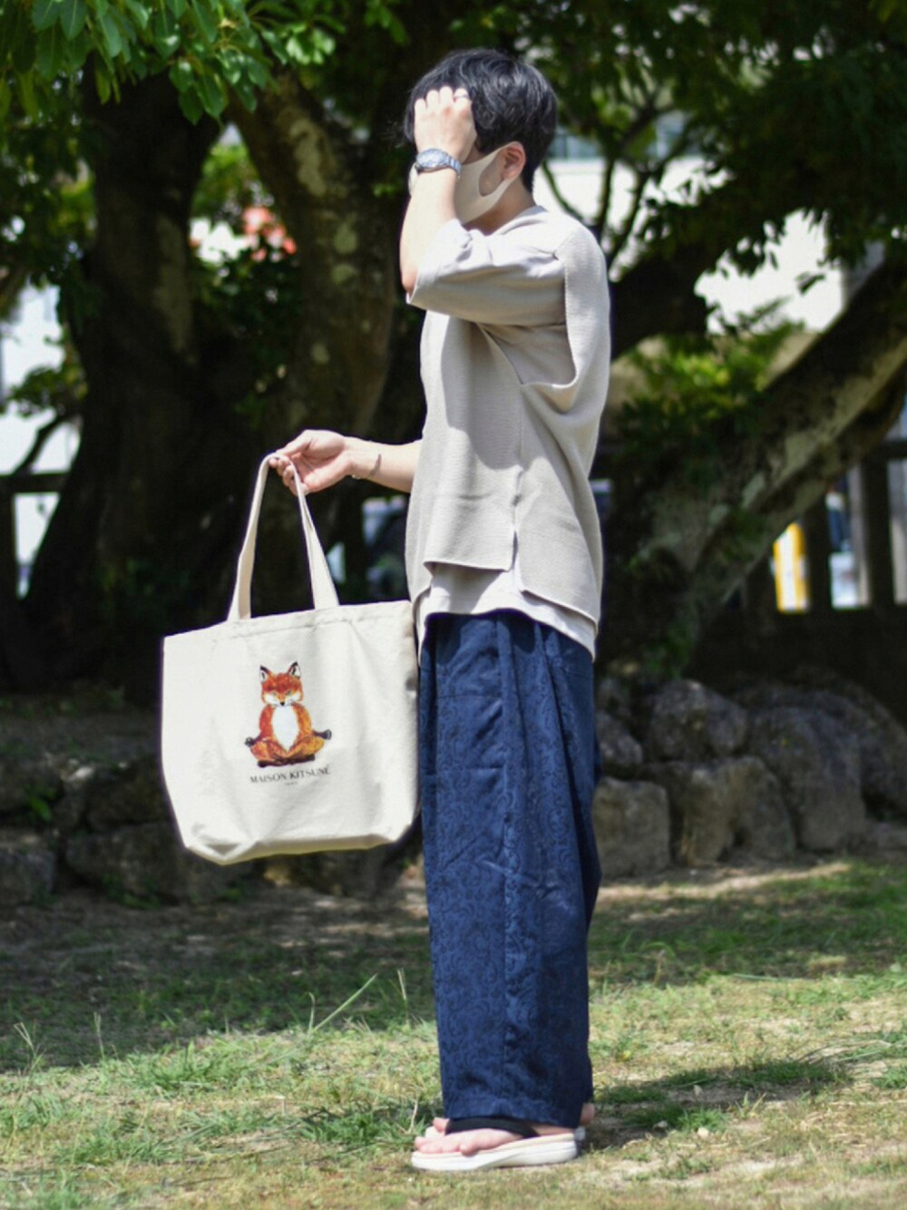「柄パンツ、レイヤード、ベスト、MAISON KITSUNE、レイヤードスタイル、ゆるゆる、ニットベスト、腕時計、低身長、ゆるコーデ、低身長コーデ、CASPER JOHN、ニットベスト×Tシャツ、WYM、WYM LIDNM」｜「WYM LIDNMの【WYM LIDNM】MINIMAL LOOSE KNIT VEST -Instagram Ex.-（ベスト、ホワイト系）」を使った、JUKIYA.さん（メンズ・162cm）の秋コーディネートの1枚目の写真