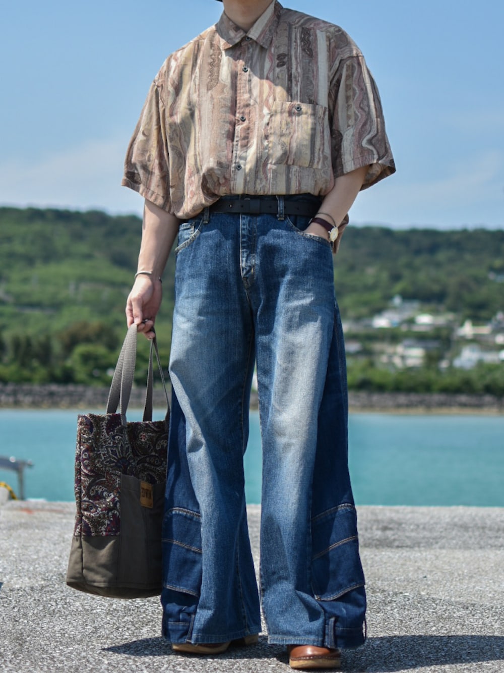 「柄シャツ、柄シャツコーデ、デニム、デニムパンツ、デニムコーデ、ワイドデニム、フレアデニム、フレアパンツ、ベルボトム、ドッキング、シャツスタイル、トレンド、低身長、低身長コーデ、トートバッグ」｜「USEDの3Dニット風柄シャツ（シャツ/ブラウス、ベージュ系）」を使った、JUKIYA.さん（メンズ・162cm）の夏コーディネートの1枚目の写真