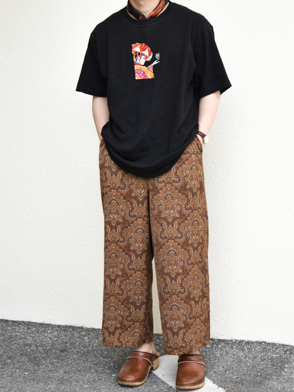 「グラフィックＴ、グラフィック、Tシャツ、Tシャツコーデ、スカーフ、スカーフアレンジ、柄パンツ、ジェンダーレス、ユニセックス、プチプラ、雨の日コーデ、低身長、低身長コーデ、トレンド、夏コーデ」｜「RADIANT JAPANの琉装T（Tシャツ/カットソー、ブラック系）」を使った、JUKIYA.さん（メンズ・162cm）の夏コーディネートの1枚目の写真
