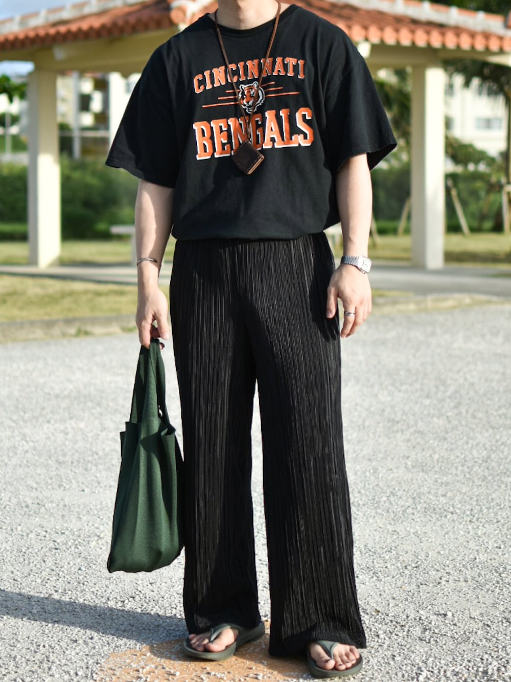 「韓国ファッション、韓国、韓国コーデ、NFL、スポーツミックス、プリーツパンツ、古着MIX、古着、古着コーデ、古着好きな人と繋がりたい、oofos、トレンド、低身長コーデ、ハンドバッグ、アツいコーデ全部見せ」｜「NFLのシンシナティ　ベンガルズ（Tシャツ/カットソー、ブラック系）」を使った、JUKIYA.さん（メンズ・162cm）の夏コーディネートの1枚目の写真