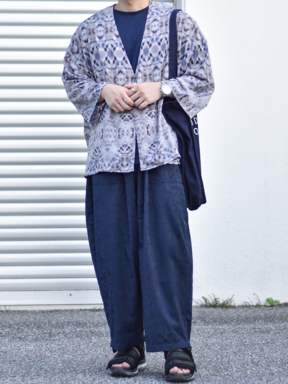 「HARE、CASPER JOHN、STUDIONICHOLSON、寒色系、青、ブルー、ブルーコーデ、羽織り、柄、柄×柄、低身長、低身長コーデ、低身長男子、夏コーデ、夏」｜「HAREのアフリカンパターンシャツ7部袖(HARE)（シャツ/ブラウス、ホワイト系）」を使った、JUKIYA.さん（メンズ・162cm）の夏コーディネートの1枚目の写真