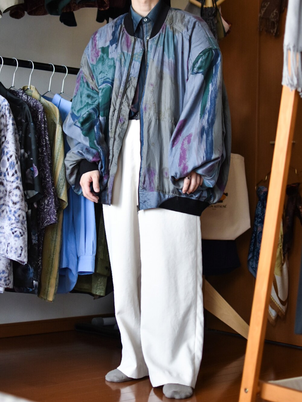 「休日コーデ、休日スタイル、服好きな人と繋がりたい、服バカ、服、柄、シルク、ブルゾン、低身長、低身長コーデ、低身長男子、古着MIX、古着、古着コーデ、古着男子」｜「GOOUCHの水墨画柄シルクブルゾン（ブルゾン、その他）」を使った、JUKIYA.さん（メンズ・162cm）の春コーディネートの1枚目の写真