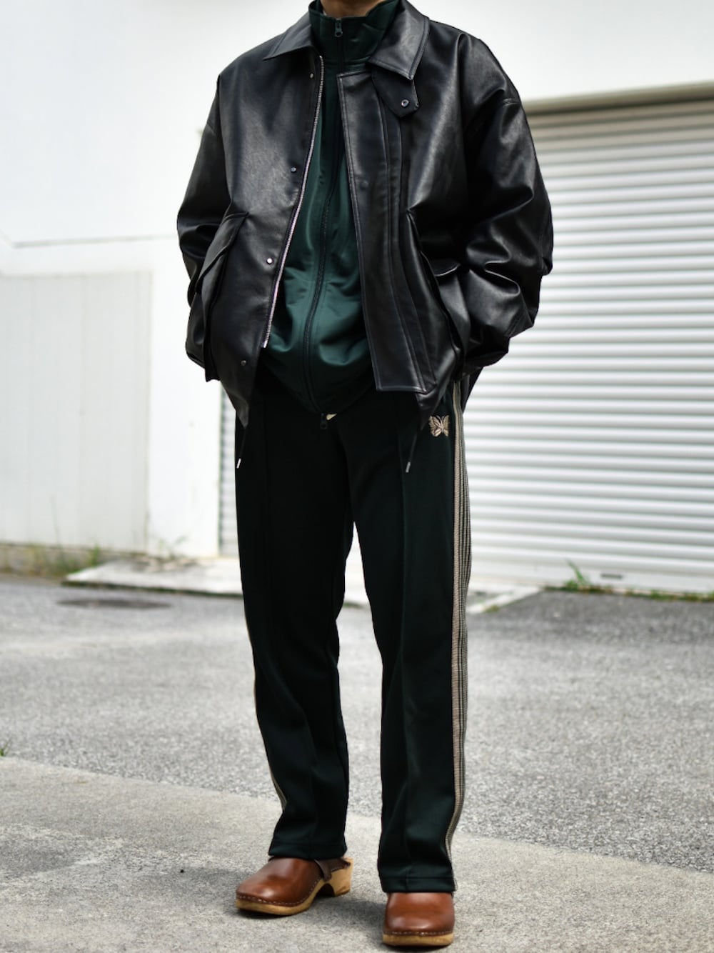 「adidas、adidas originals、アディダス、アディダスオリジナルス、トラックパンツ、トラックジャケット、レザージャケット、レザーブルゾン、WYM、WYM LIDNM、レイヤードスタイル、トレンド、低身長、低身長男子、重ね着ベストシーズン」｜「WYM LIDNMのFAUX LEATHER MILITARY BLOUSON（ブルゾン、ブラック系）」を使った、JUKIYA.さん（メンズ・162cm）の秋コーディネートの1枚目の写真