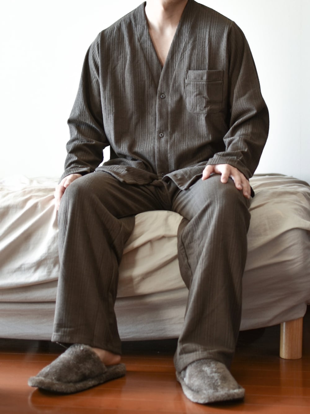 「sleeping.com、PR、パジャマ、パジャマパンツ、パジャマシャツ、パジャマスタイル、ルームウェア、休日スタイル、休日コーデ、休日、リラックススタイル、リラックス、ペアルック、シミラールック、低身長」｜「sleeping.comのオリジナルの香り付き素材 メンズ・ランダムストライプジャガードカットソー羽織（ルームウェア/パジャマ、グリーン系）」を使った、JUKIYA.さん（メンズ・162cm）の冬コーディネートの1枚目の写真