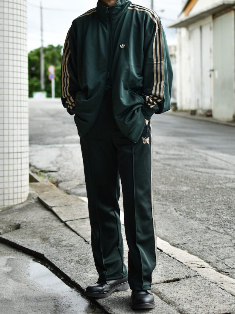 「新星WEARISTAにエントリー、クリスマスに着たい服、トラックジャケット、トラックパンツ、スポーティ、スポーツミックス、スポーツmix、adidas、adidas originals、NEEDLES、グリーン、セットアップ風、トレンド、低身長、低身長コーデ」｜「adidasのadidas BB TRACKTOP / アディダス ベッケンバウアー トラックトップ（ジャージ、グリーン系）」を使った、JUKIYA.さん（メンズ・162cm）の冬コーディネートの1枚目の写真
