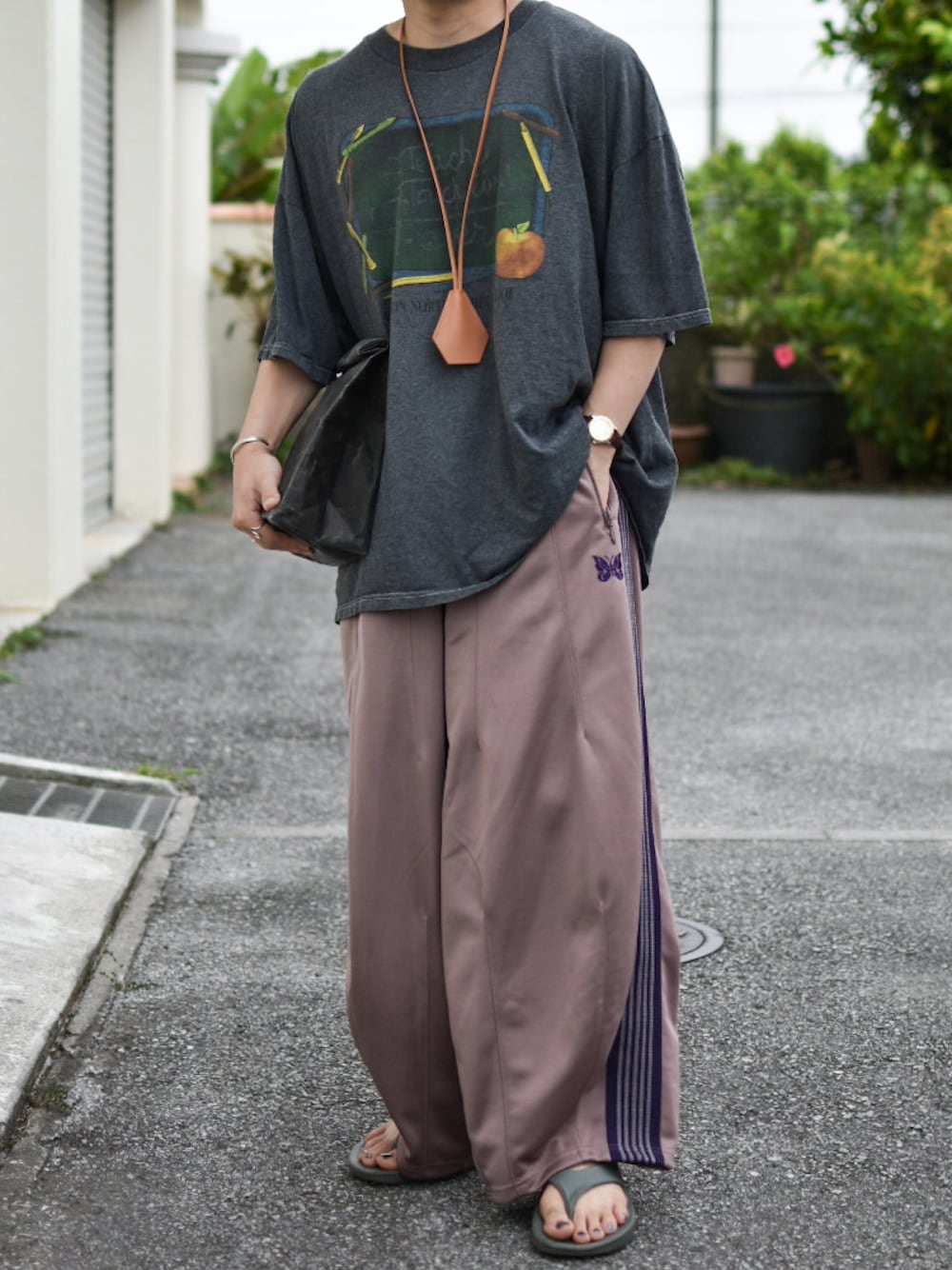 「NEEDLES、ニードルス、トラックパンツ、ヒザデルパンツ、古着Tシャツ、イラストT、グラフィックＴ、リラックススタイル、夏コーデ、古着MIX、トレンド、トレンドコーデ、低身長、低身長コーデ、低身長男子」｜「USEDのイラストT（Tシャツ/カットソー、グレー系）」を使った、JUKIYA.さん（メンズ・162cm）の春コーディネートの1枚目の写真