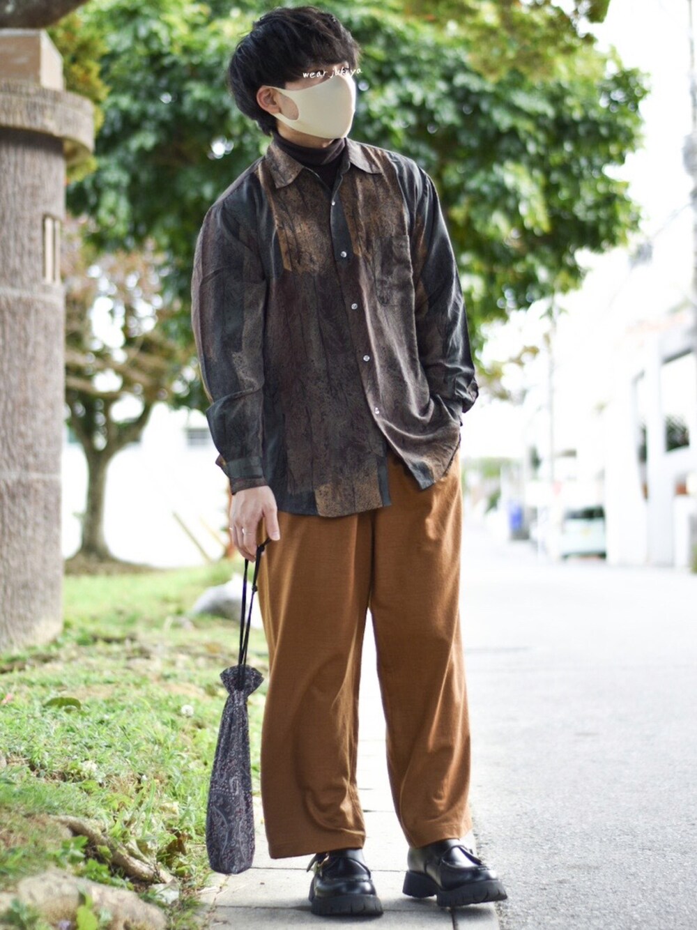 「柄シャツ、柄シャツコーデ、古着、古着MIX、古着コーデ、古着男子、暖色系、valentino、柄、シャツスタイル、低身長、低身長コーデ、トレンド、厚底シューズ、ワントーンコーデ」｜「VALENTINOのCLAUDIO VALENTINO PARIS / シルク柄シャツ（シャツ/ブラウス、グリーン系）」を使った、JUKIYA.さん（メンズ・162cm）の春コーディネートの1枚目の写真