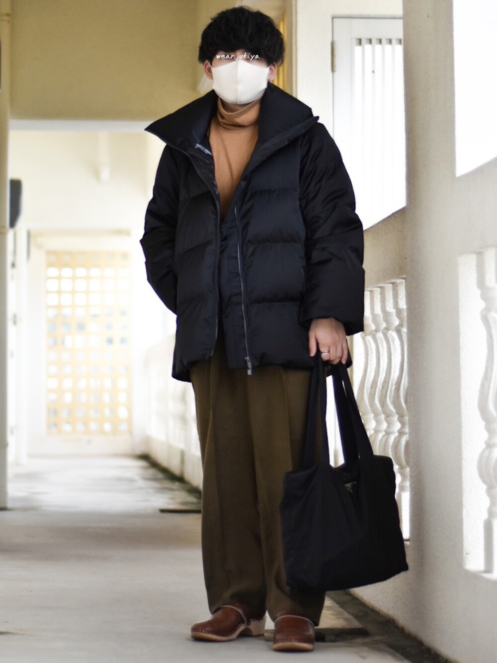 「ダウンジャケット、ダウン、マスタード、差し色、タートルネック、カーキパンツ、+J、PRADA、秋冬コーデ、冬、UNIQLO+J、アースカラー、古着MIX、低身長、モード」｜「+Jのダウンボリュームジャケット / M size / women（ダウンジャケット/コート、ブラック系）」を使った、JUKIYA.さん（メンズ・162cm）の冬コーディネートの1枚目の写真