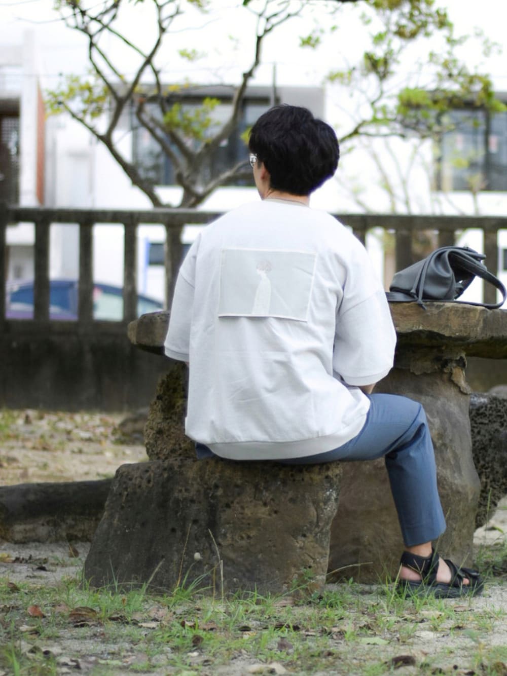 グレー系のTシャツ/カットソー、グレー系のショルダーバッグ、ブルー系のその他パンツを着用したメンズの秋コーディネートの1枚目の写真