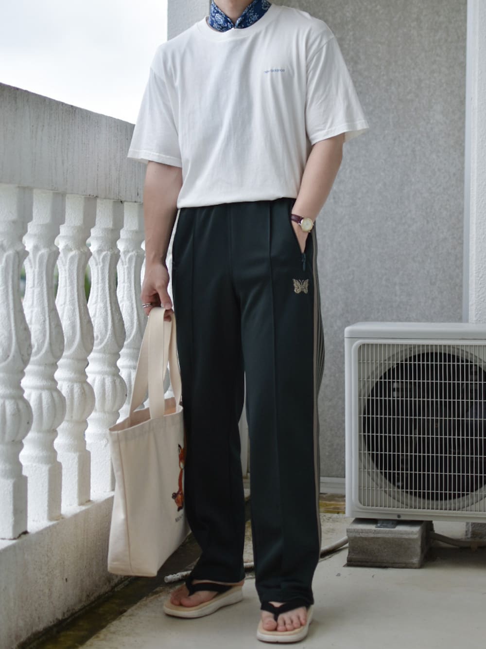 「New Balance、NEWBALANCE、NEW  BALANCE、ニューバランス、白Tシャツ、白T、ロゴT、バックプリント、スカーフ、スカーフアレンジ、タックイン、タックインコーデ、低身長、低身長コーデ、低身長男子」｜「NEW BALANCEのNB Essentials Caf NB ショートスリーブTシャツ（Tシャツ/カットソー、ホワイト系）」を使った、JUKIYA.さん（メンズ・162cm）の春コーディネートの1枚目の写真