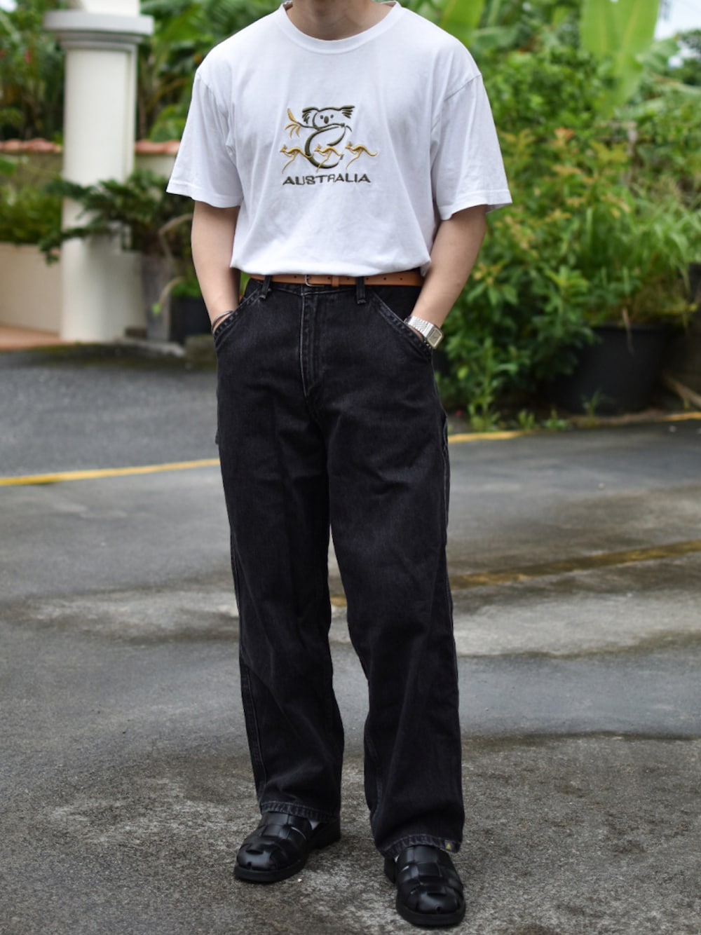 「Levi's、リーバイス、シルバータブ、ブラックデニム、白Tシャツ、アメカジ、モノトーン、夏ファッション、デニムパンツ、古着MIX、古着、古着コーデ、タックイン、トレンド、低身長コーデ」｜「USEDのアイテム（Tシャツ/カットソー、ホワイト系）」を使った、JUKIYA.さん（メンズ・162cm）の春コーディネートの1枚目の写真