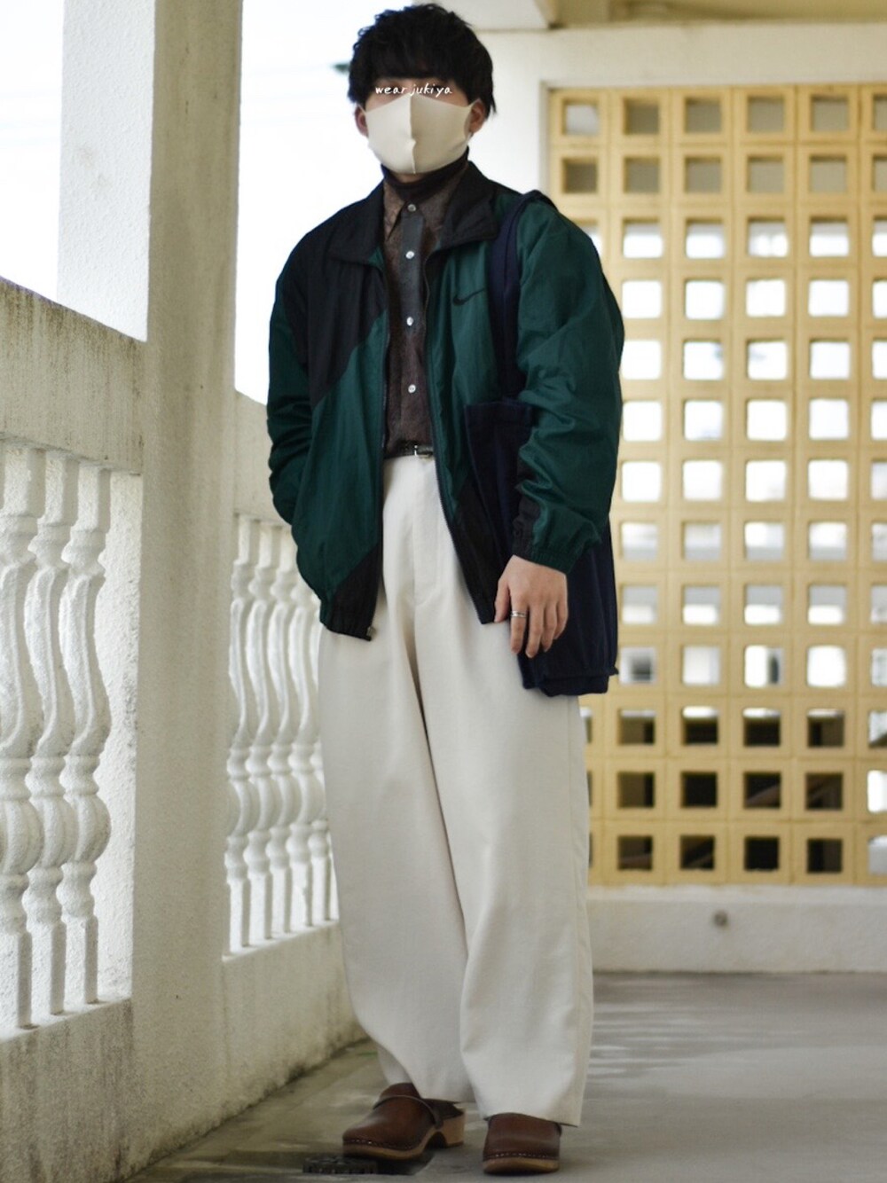 「NIKE、古着、古着MIX、緑、グリーン、メリハリ、タックイン、バギーパンツ、ナイロンジャケット、ビンテージ、90'sスタイル、90’s、レトロ、春コーデ、ナイキ」｜「OLD NIKEの1990s NIKE ナイロンジャケット【銀タグ】（ナイロンジャケット、グリーン系）」を使った、JUKIYA.さん（メンズ・162cm）の春コーディネートの1枚目の写真