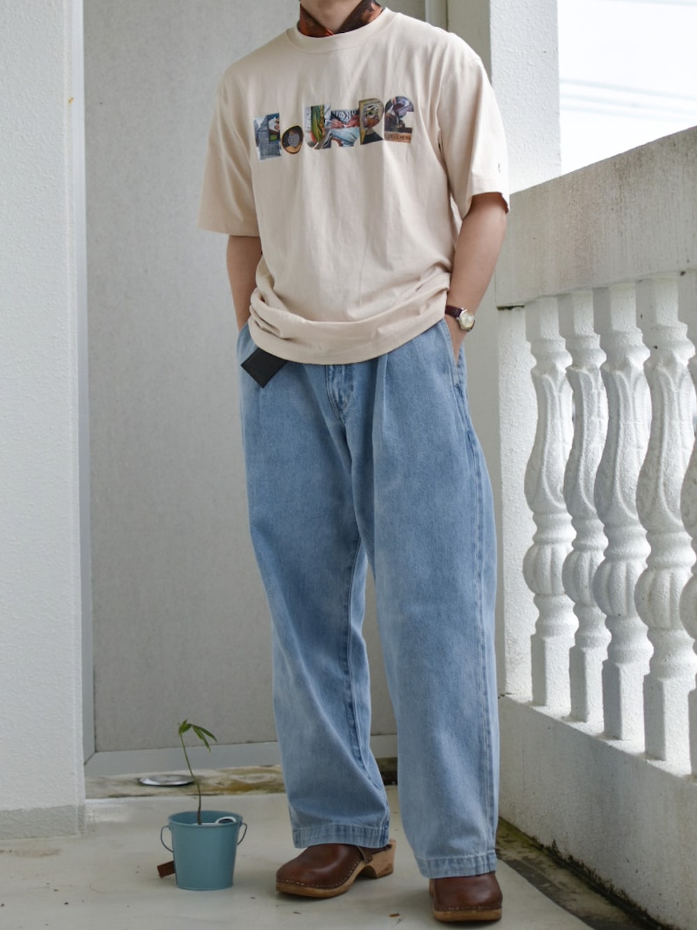 「カジュアルコーデ、ロゴT、ロゴ、ロゴTシャツ、UNIQLO、UT、WYM、WYM LIDNM、サボ、サボサンダル、夏コーデ、低身長、低身長コーデ、低身長男子、スカーフ」｜「UNIQLOのUT×ルーヴル美術館（Tシャツ/カットソー、ベージュ系）」を使った、JUKIYA.さん（メンズ・162cm）の夏コーディネートの1枚目の写真