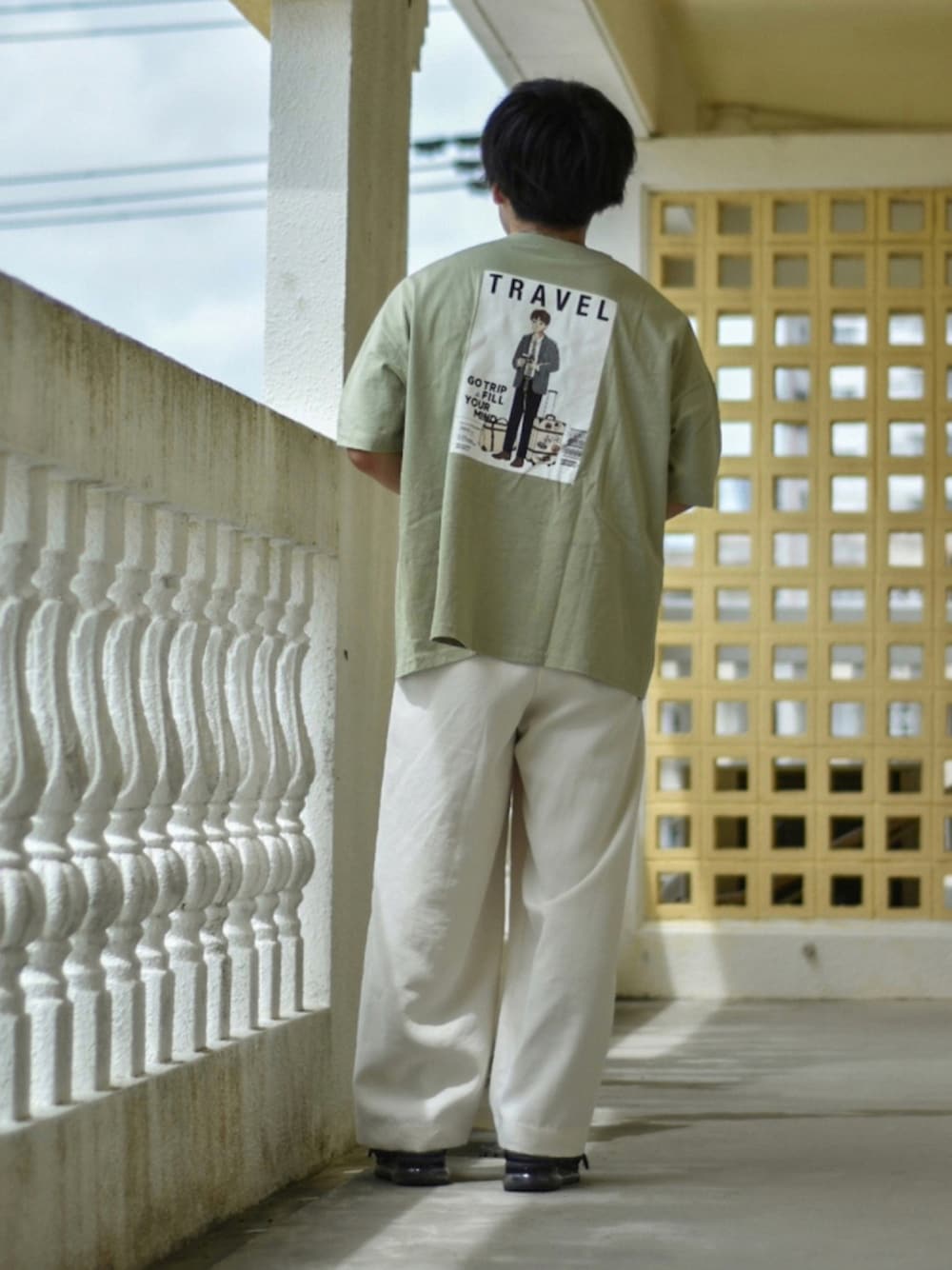 グリーン系のTシャツ/カットソー、ホワイト系のスラックス、ブラック系のサンダルを着用したメンズの夏コーディネートの1枚目の写真